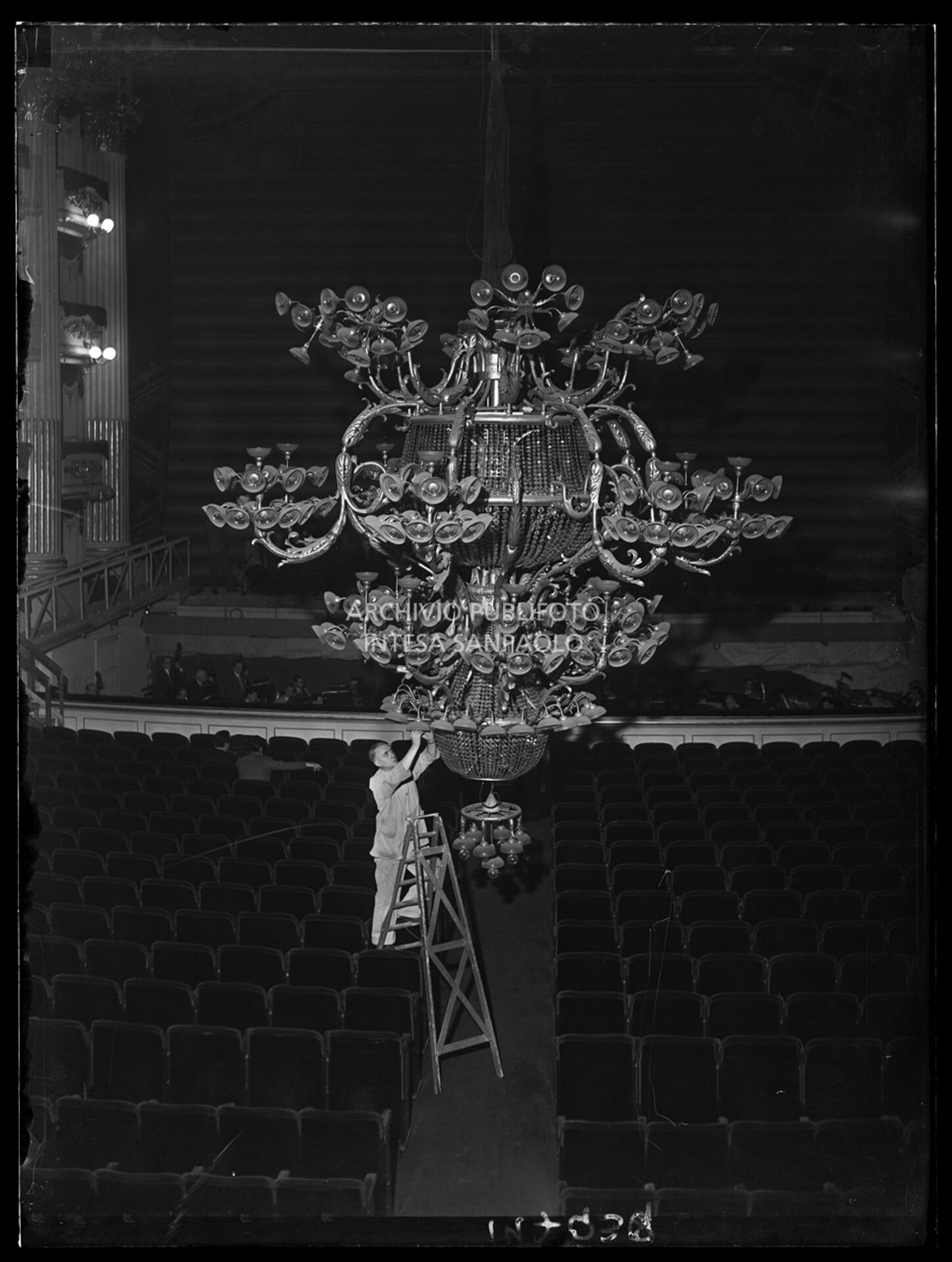 Pulizia del lampadario del Teatro alla Scala in vista dell'inaugurazione della stagione lirica 1952-1953