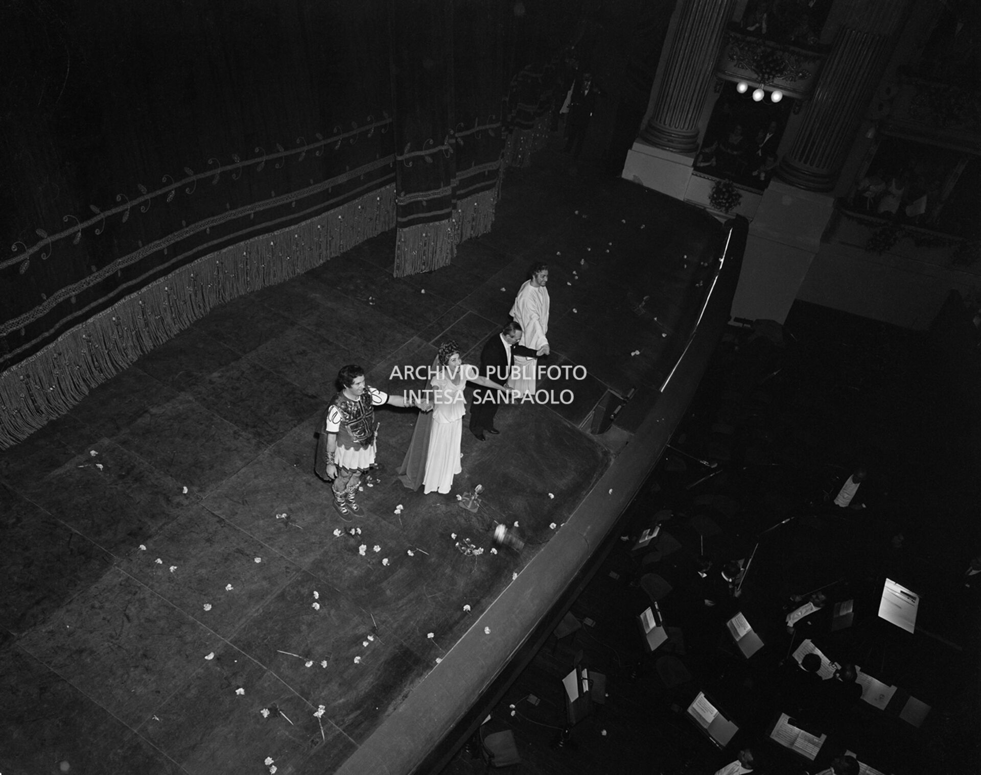 I cantanti e il direttore d'orchestra Antonino Votto, sul palcoscenico del Teatro alla Scala, alla fine della rappresentazione dell'opera "Poliuto" di Gaetano Donizetti, con la quale si è inaugurata la stagione lirica 1960-1961