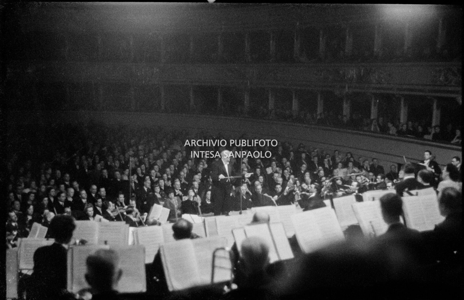 Arturo Toscanini dirige il concerto di riapertura del Teatro alla Scala ricostruito dopo la guerra