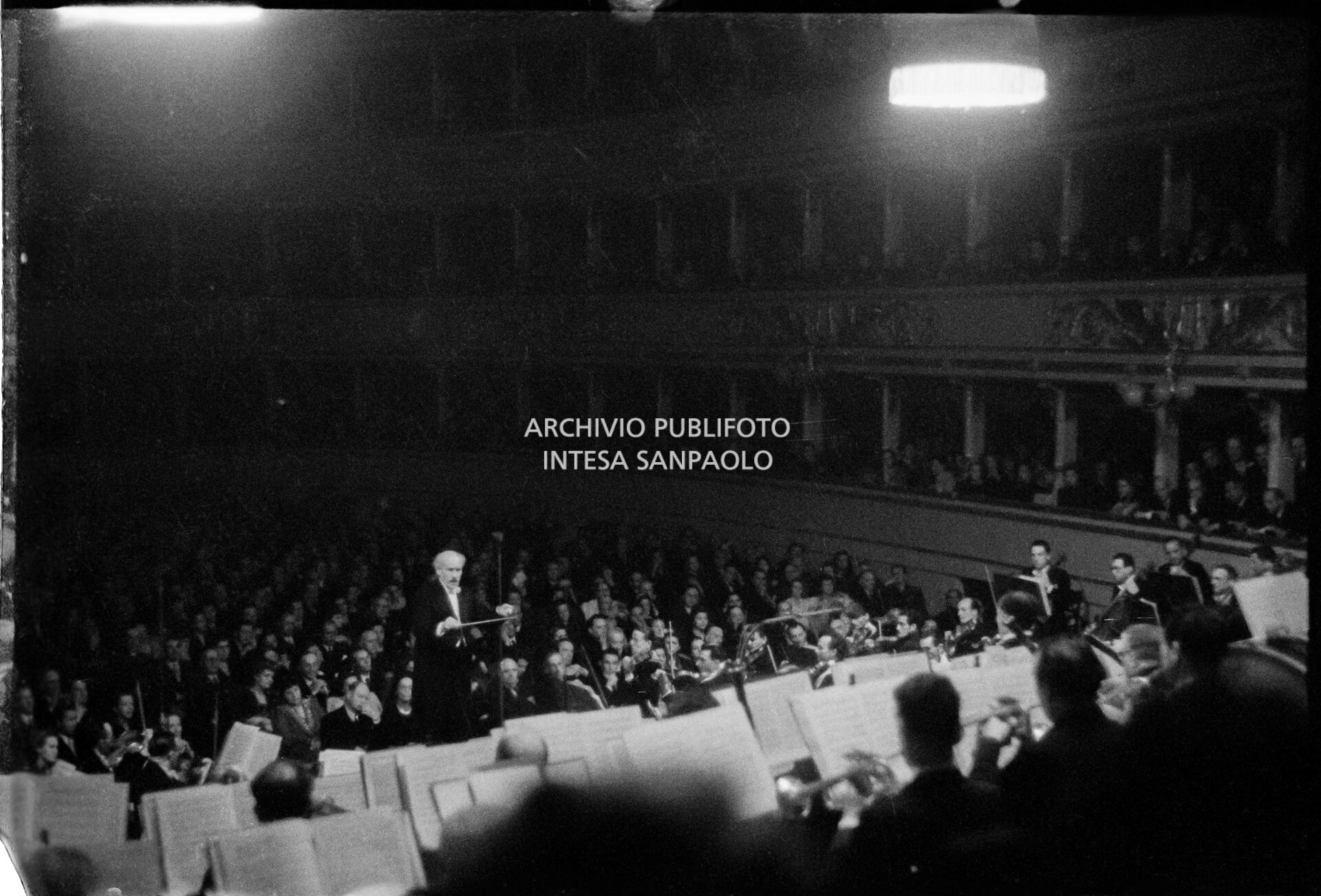 Arturo Toscanini dirige il concerto di riapertura del Teatro alla Scala ricostruito dopo la guerra