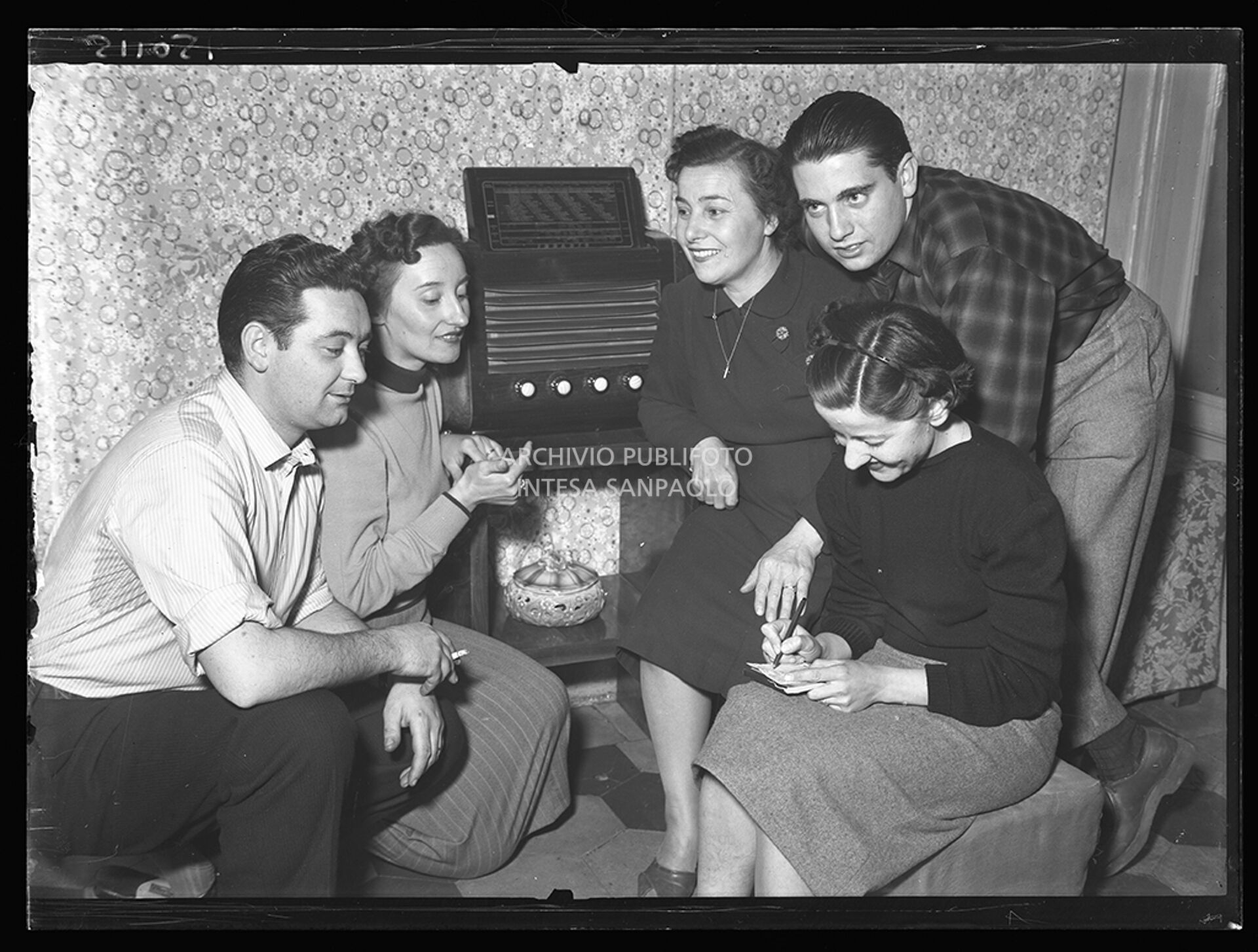 Un gruppo di giovani ascolta la radio