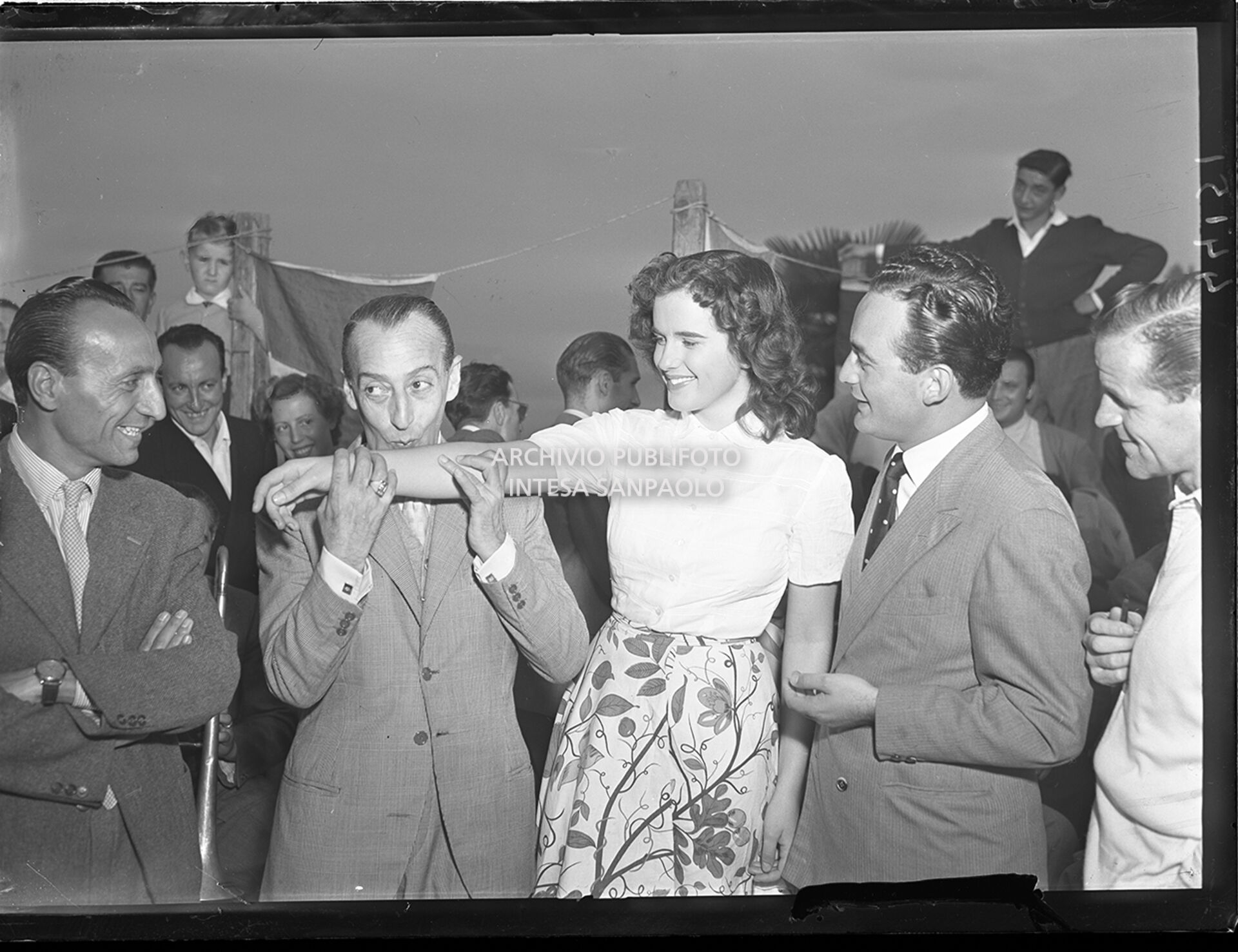 Fulvia Franco, Miss Italia 1948, between Totò and Dino De Laurentiis, in Stresa for the contest