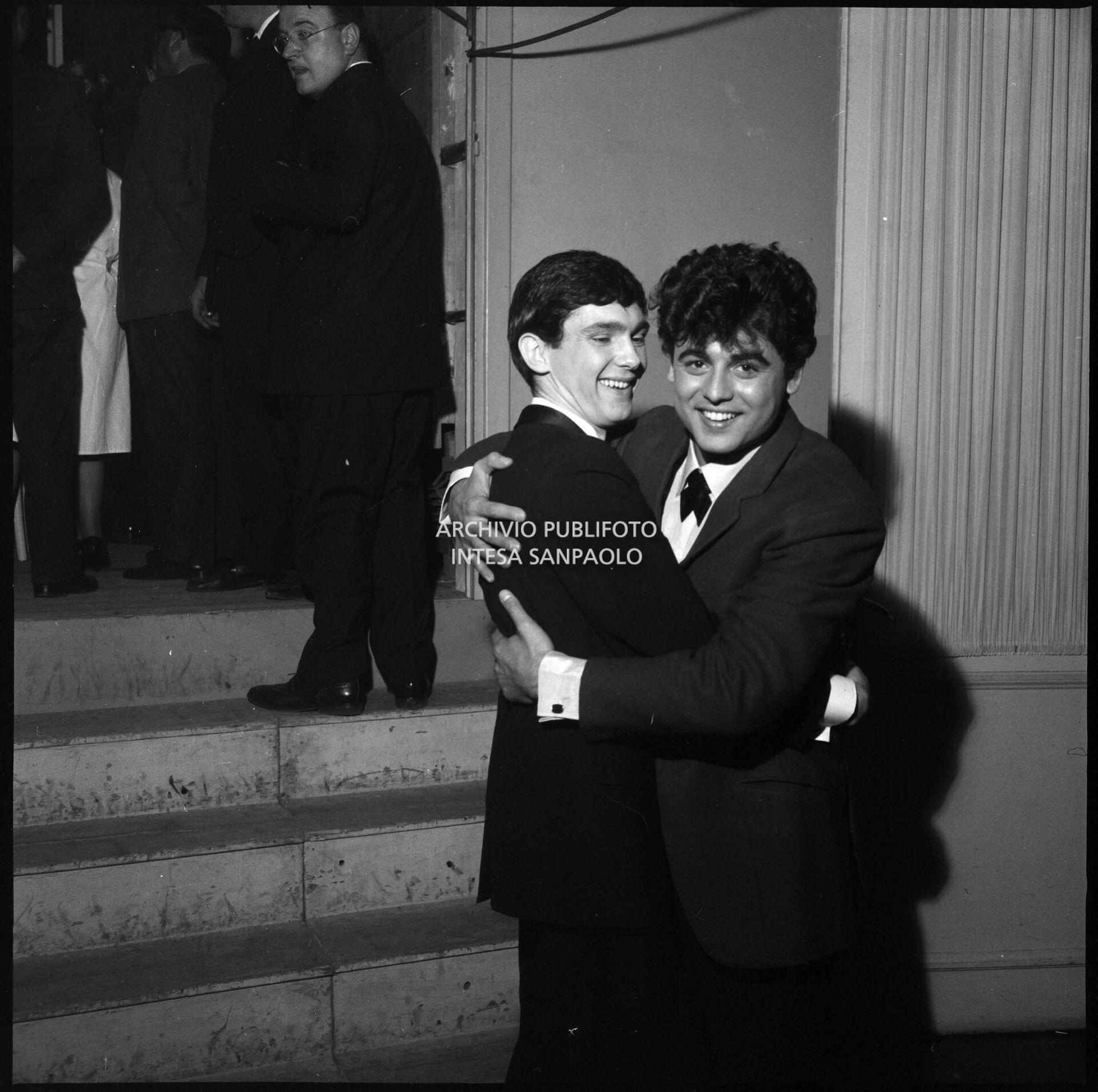 Gene Pitney and Little Tony share a hug at the 14th Sanremo Festival backstage where they sing "Quando vedrai la mia ragazza"