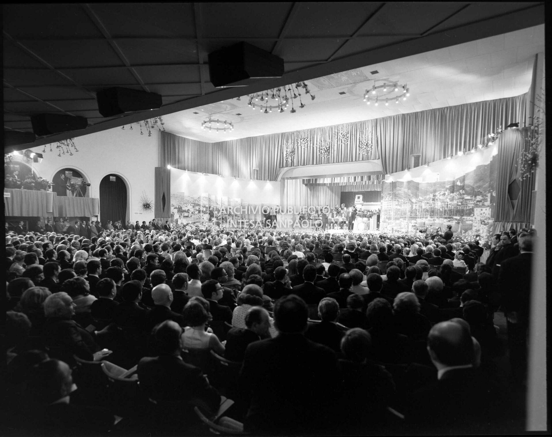 Pubblico in platea nel Salone delle Feste del Casinò municipale in occasione di una delle serate del XIX Festival di Sanremo