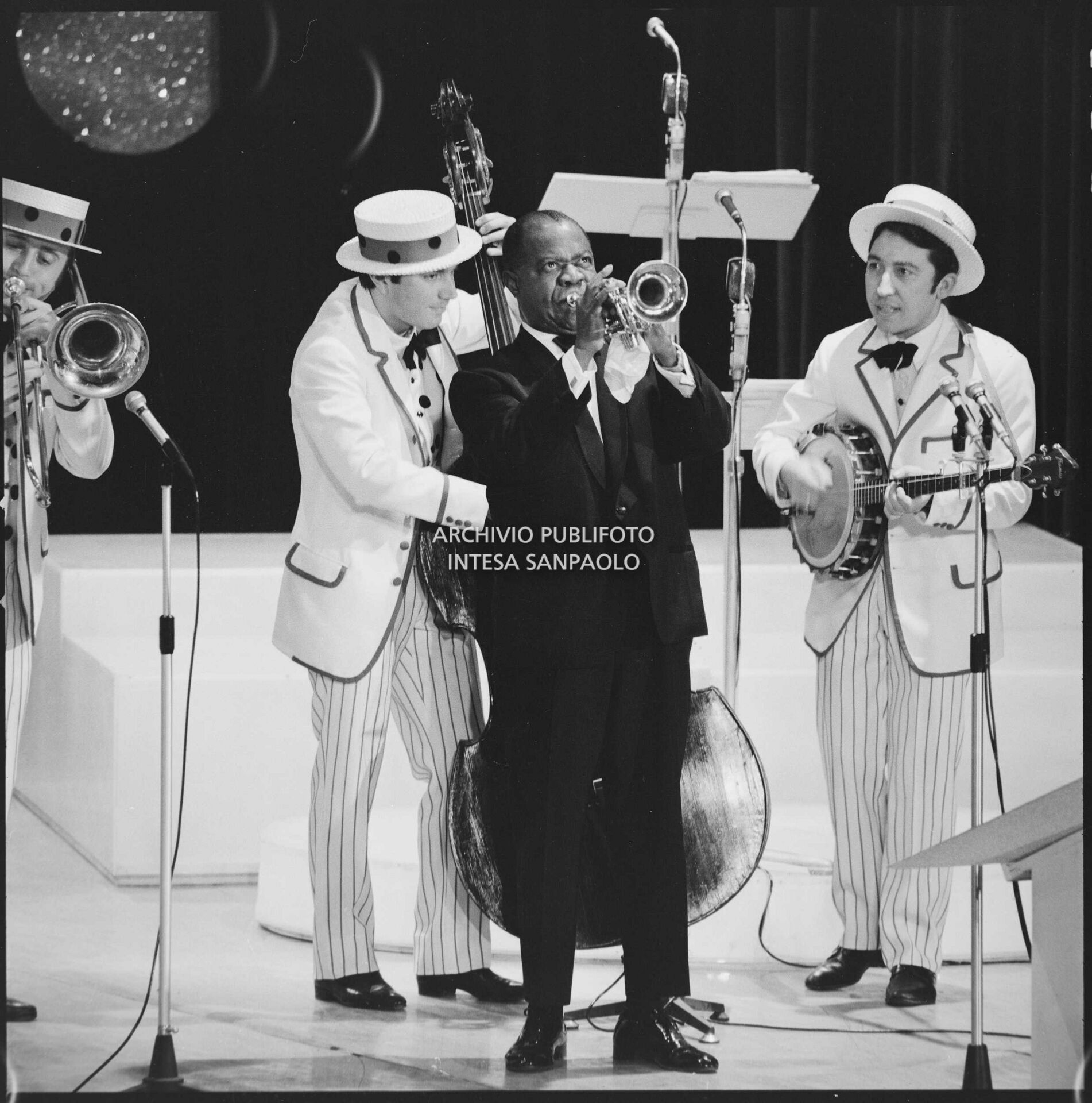 Louis Armstrong on stage at the 18th Sanremo Festival in which he participated with the song "Mi va di cantare" paired with Lara Saint Paul