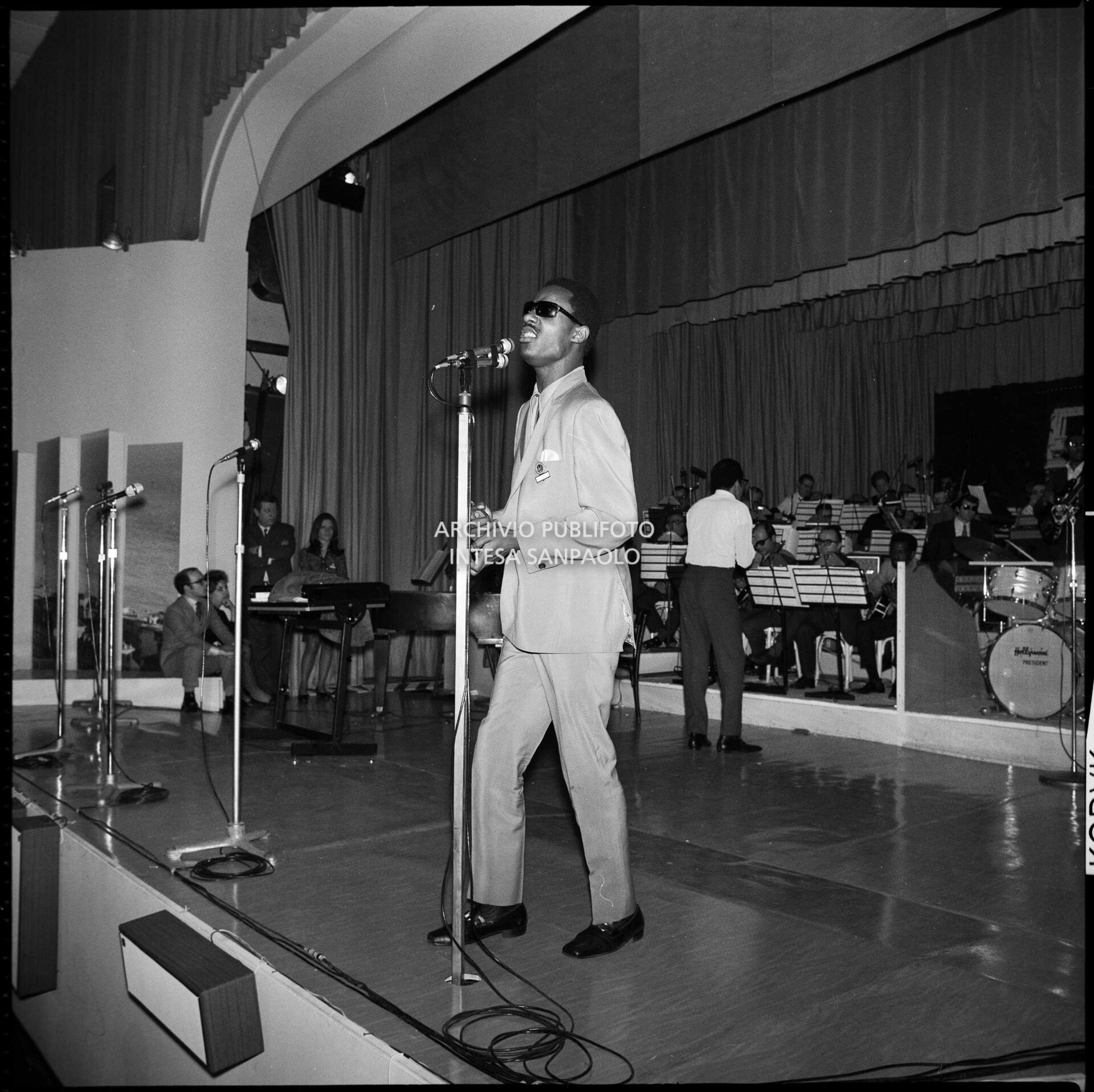 Stevie Wonder sul palco del Salone delle Feste del Casinò municipale durante le prove del XIX Festival di Sanremo