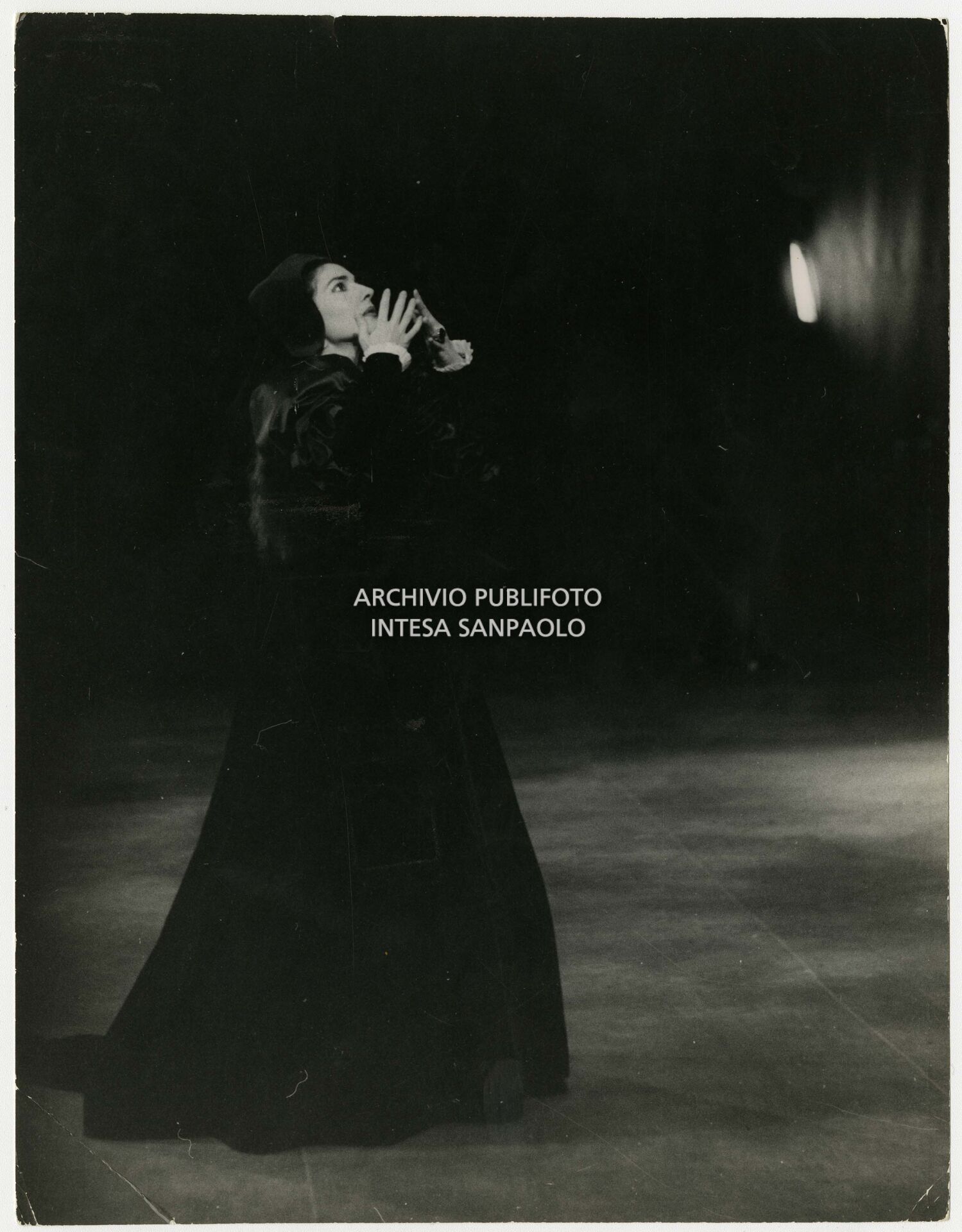 Maria Callas durante le prove di Anna Bolena, di Gaetano Donizetti, al Teatro alla Scala, con la regia di Luchino Visconti