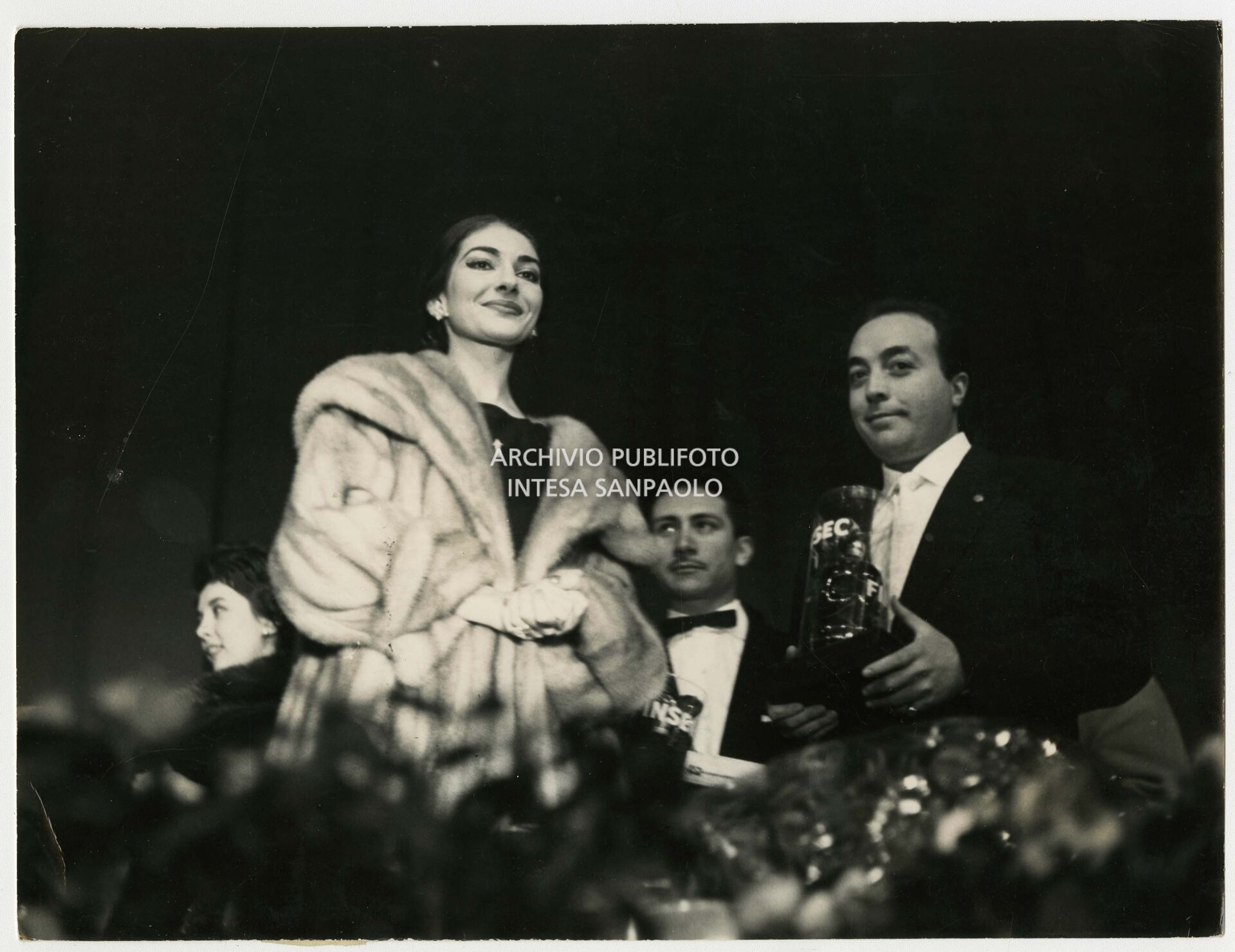 Maria Callas premia con le Guglie d'oro gli astri della musica leggera al Palazzo dello Sport a Milano in occasione del Gran galà della canzone; in primo piano Gino Latilla.