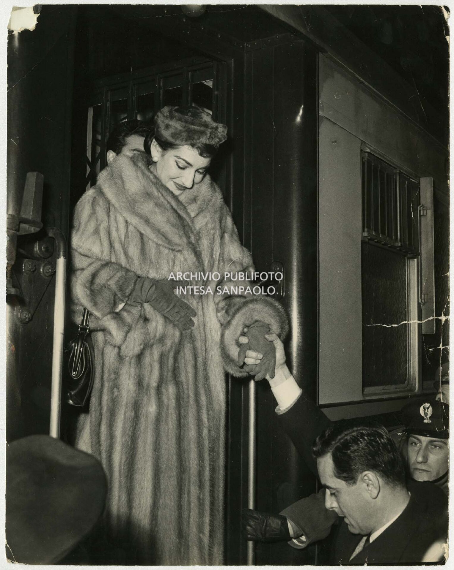 Maria Callas accolta, in Stazione Centrale a Milano, al rientro dalla "Prima", interrotta, al Teatro dell'Opera di Roma