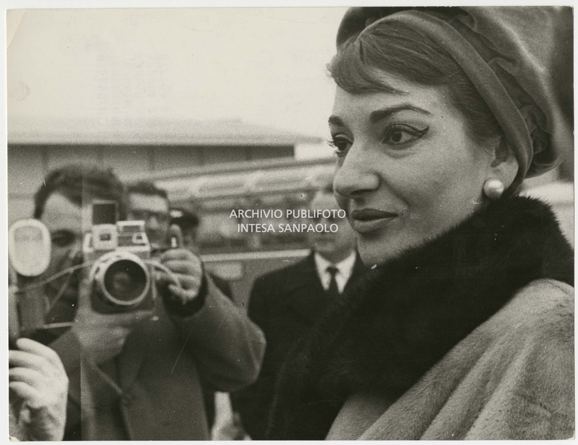Maria Callas al suo arrivo all'aeroporto di Malpensa immortalata dai fotoreporter