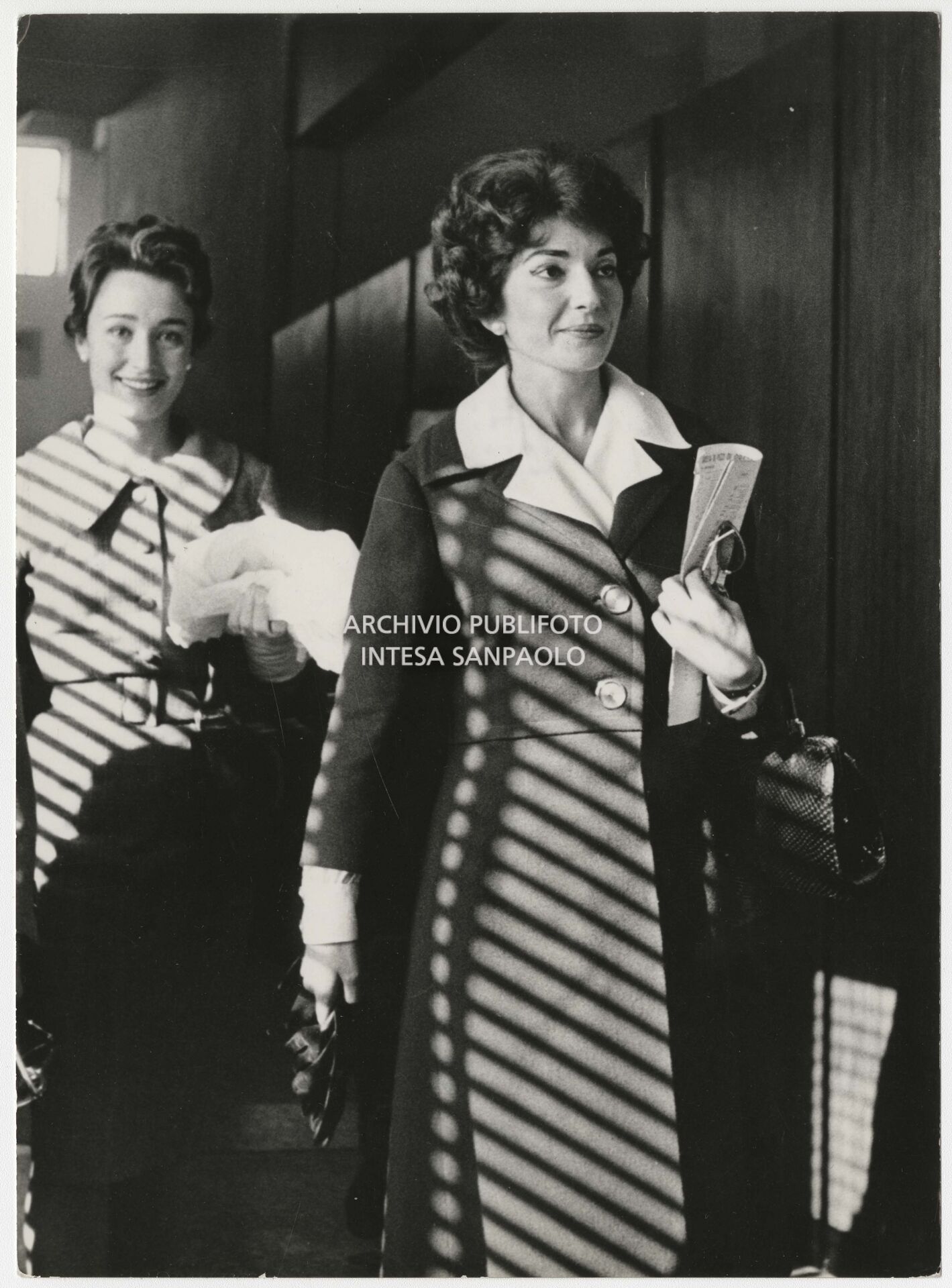 Maria Callas at Malpensa airport, leaving for London, accompanied by her friend Giovanna Lomazzi