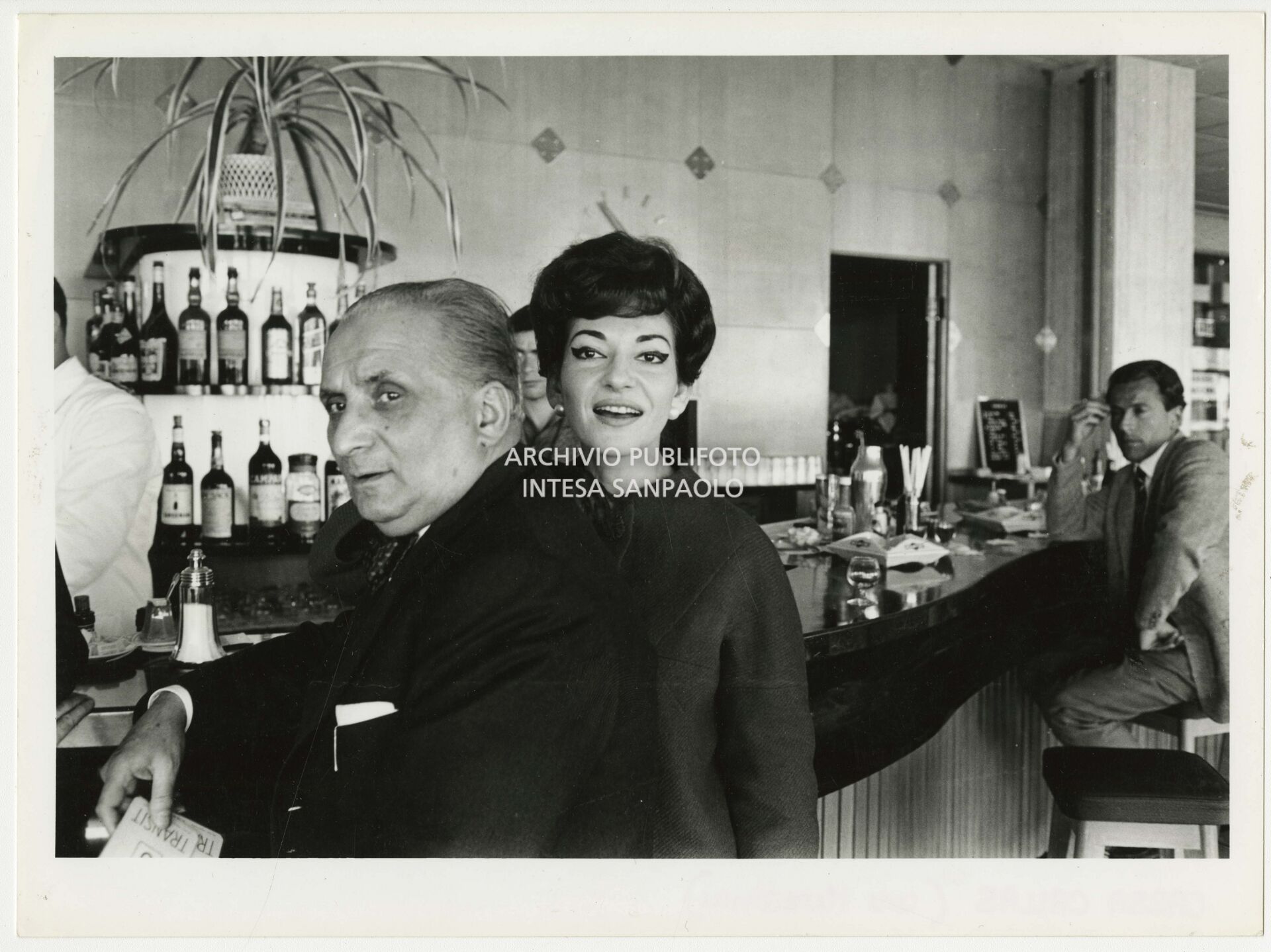 Maria Callas con il marito Giovanni Battista Meneghini al bar dell'aeroporto a Nizza