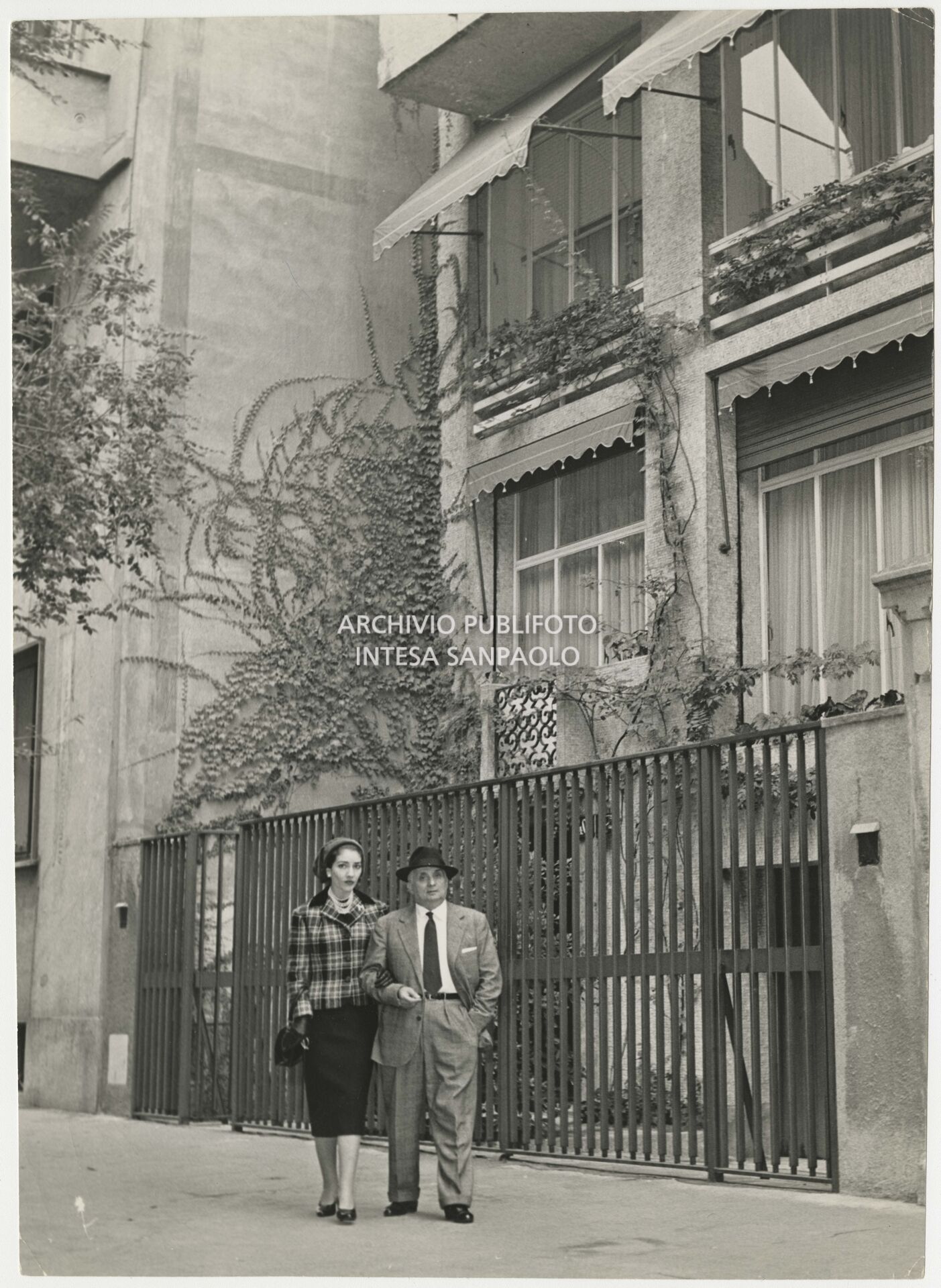 Maria Callas e il marito Giovanni Battista Meneghini ritratti in via Buonarroti 40 a Milano davanti all'edificio in cui abitano