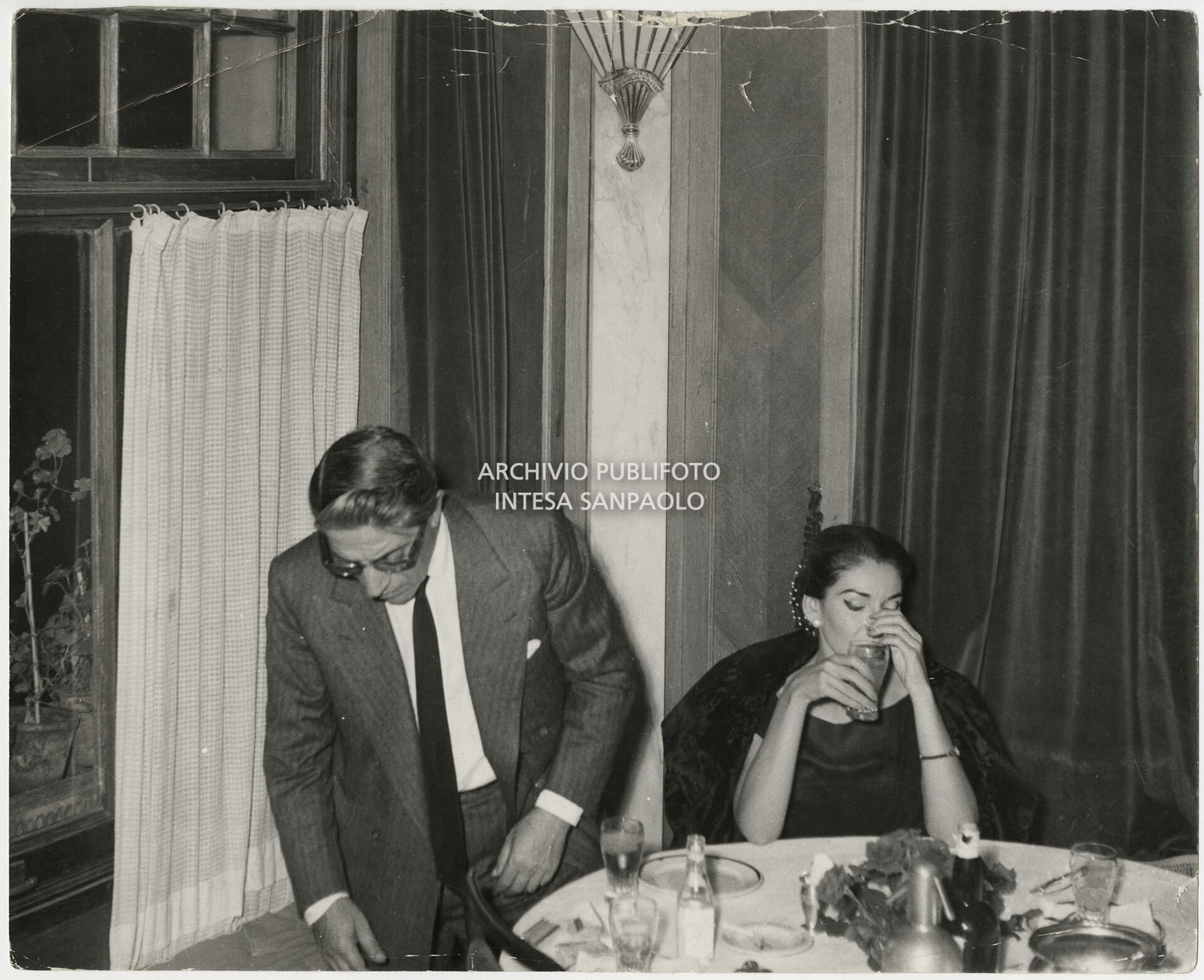 Maria Callas in compagnia di Aristotele Onassis al ristorante del night club Montemerlo a Milano