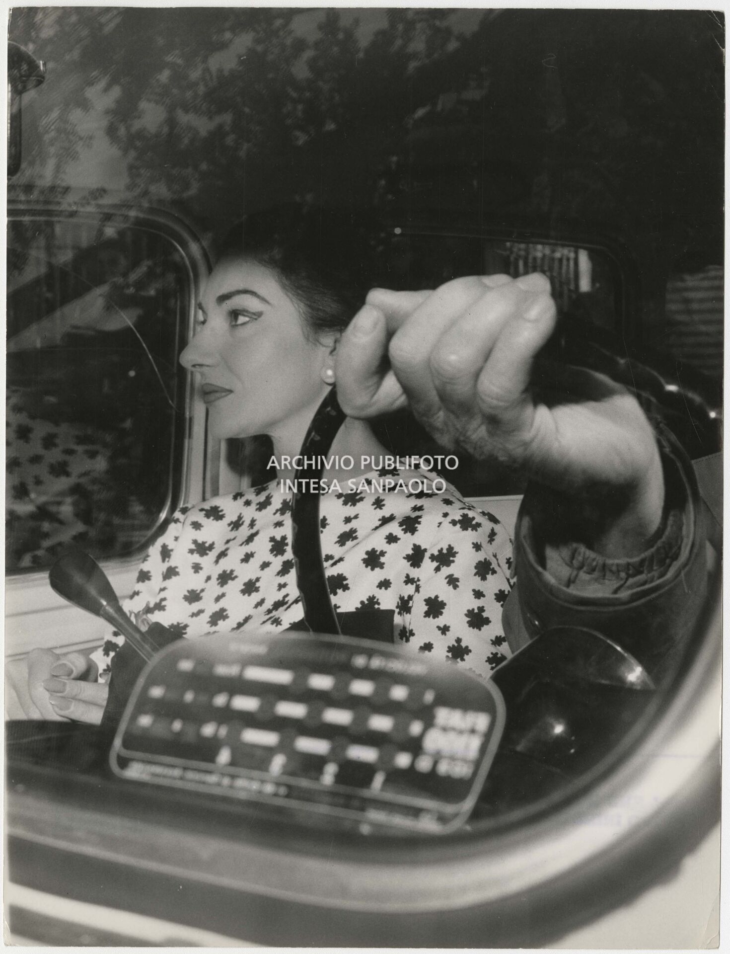 Maria Callas a bordo di un'automobile il giorno dell'incisione dell'opera La Gioconda di Amilcare Ponchielli al Teatro alla Scala