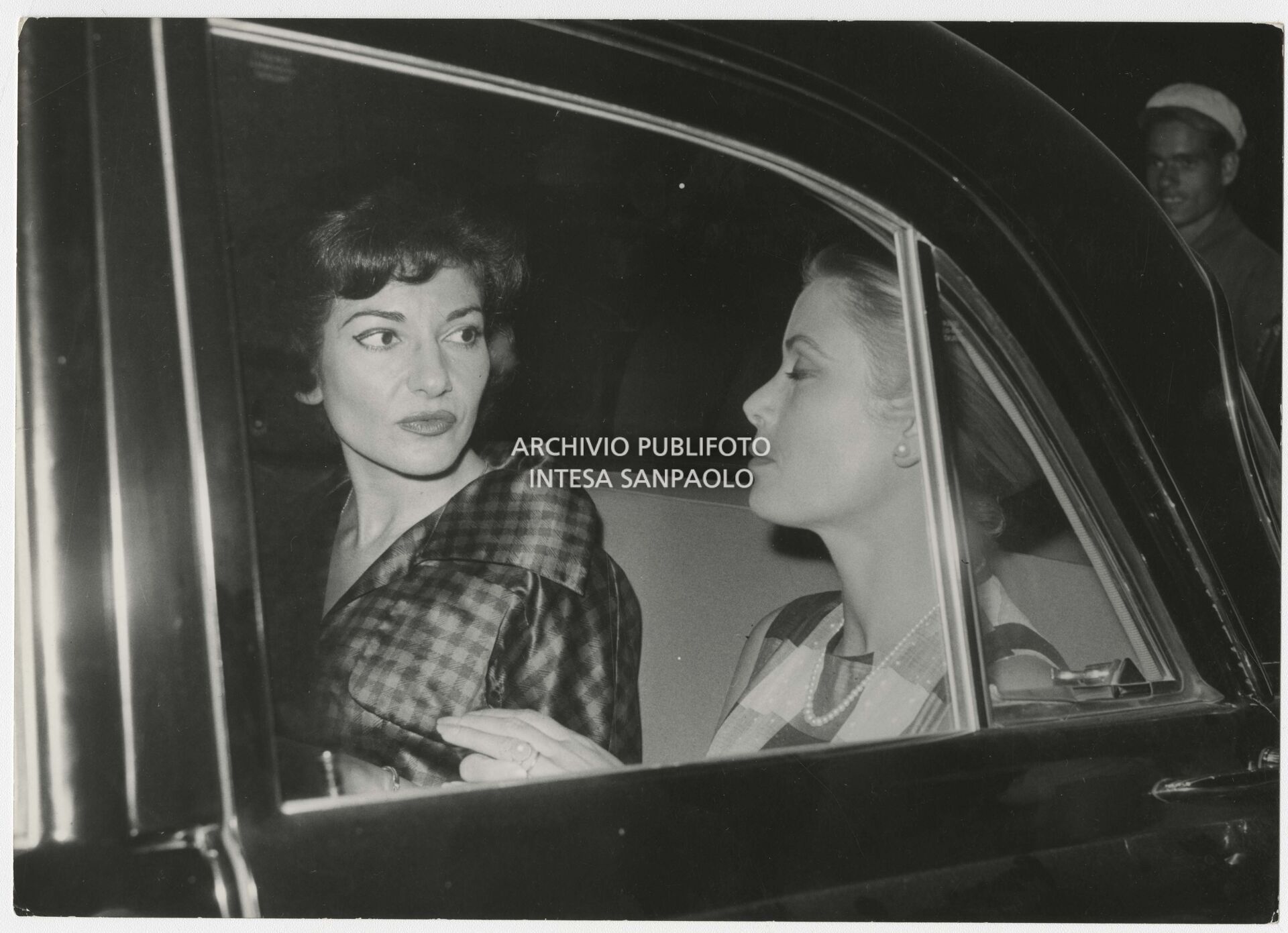 Maria Callas in automobile, in compagnia di Grace Kelly, a Palermo
