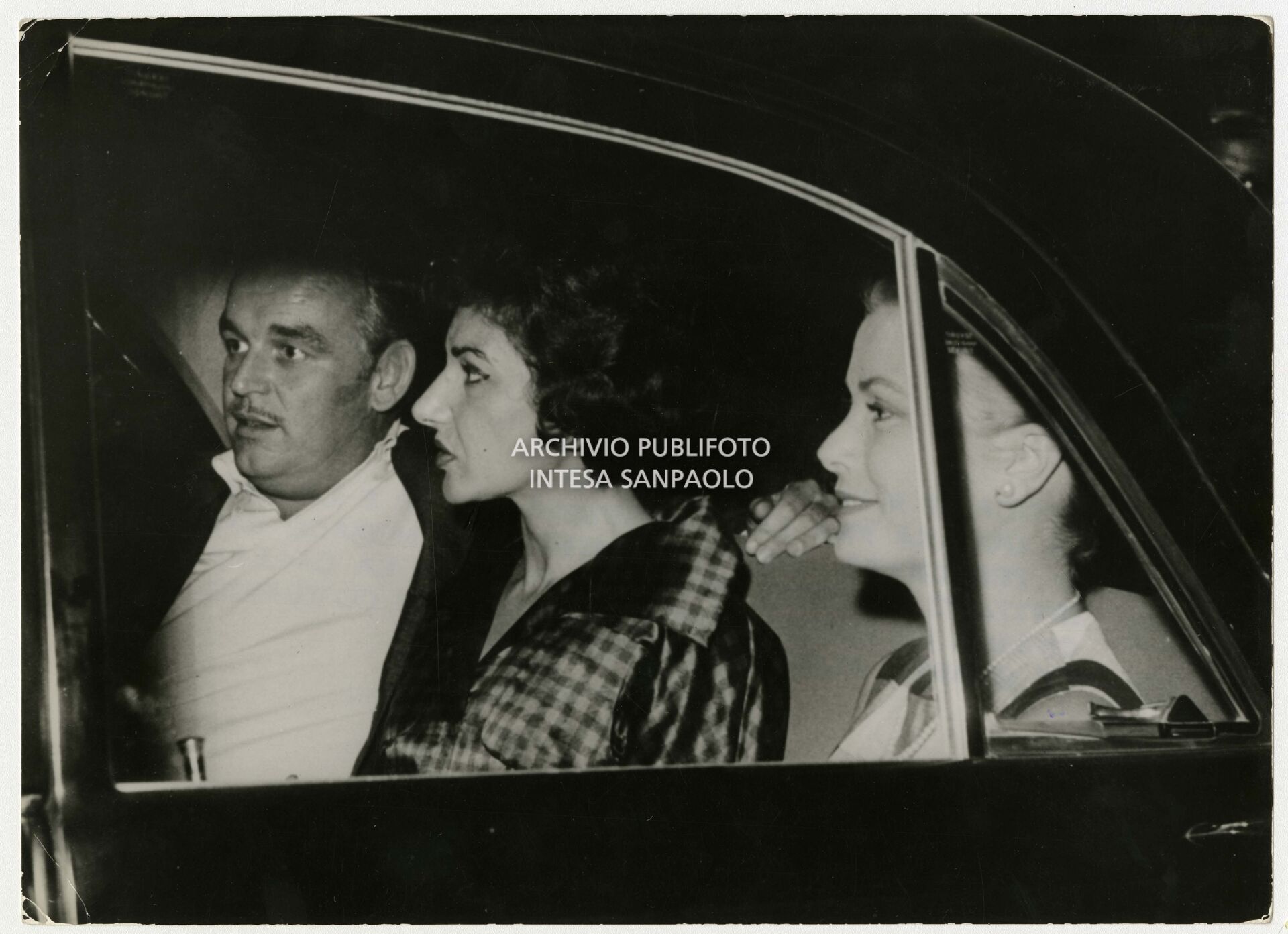 Maria Callas in automobile, in compagnia di Grace Kelly e del principe Ranieri III di Monaco, a Palermo
