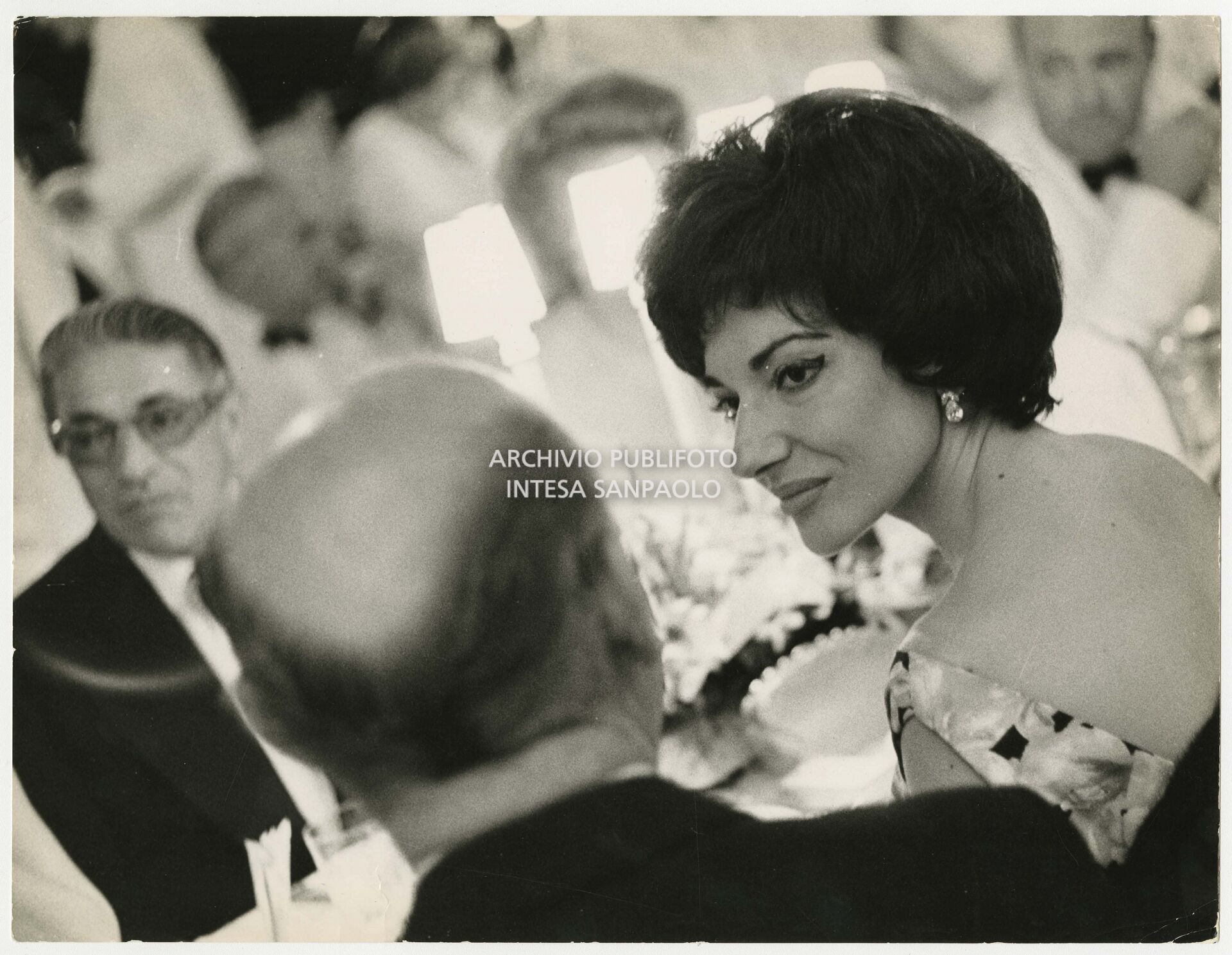 Maria Callas e Aristotele Onassis (seduto di fronte a lei) al Gran Gala della Croce Rossa monegasco allo Sporting d'Eté di Monte Carlo