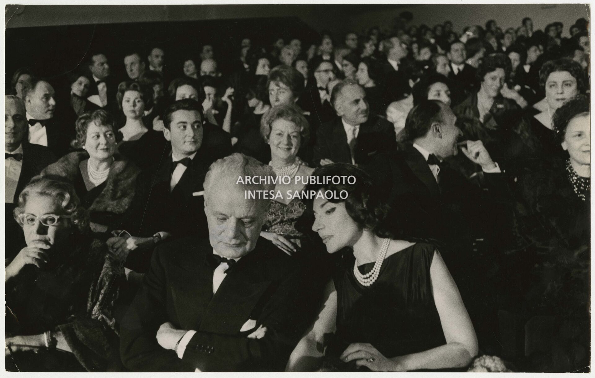Maria Callas e il sovrintendente al Teatro alla Scala Antonio Ghiringhelli assistono alla prima del film La dolce vita di Federico Fellini al cinema Capitol di Milano