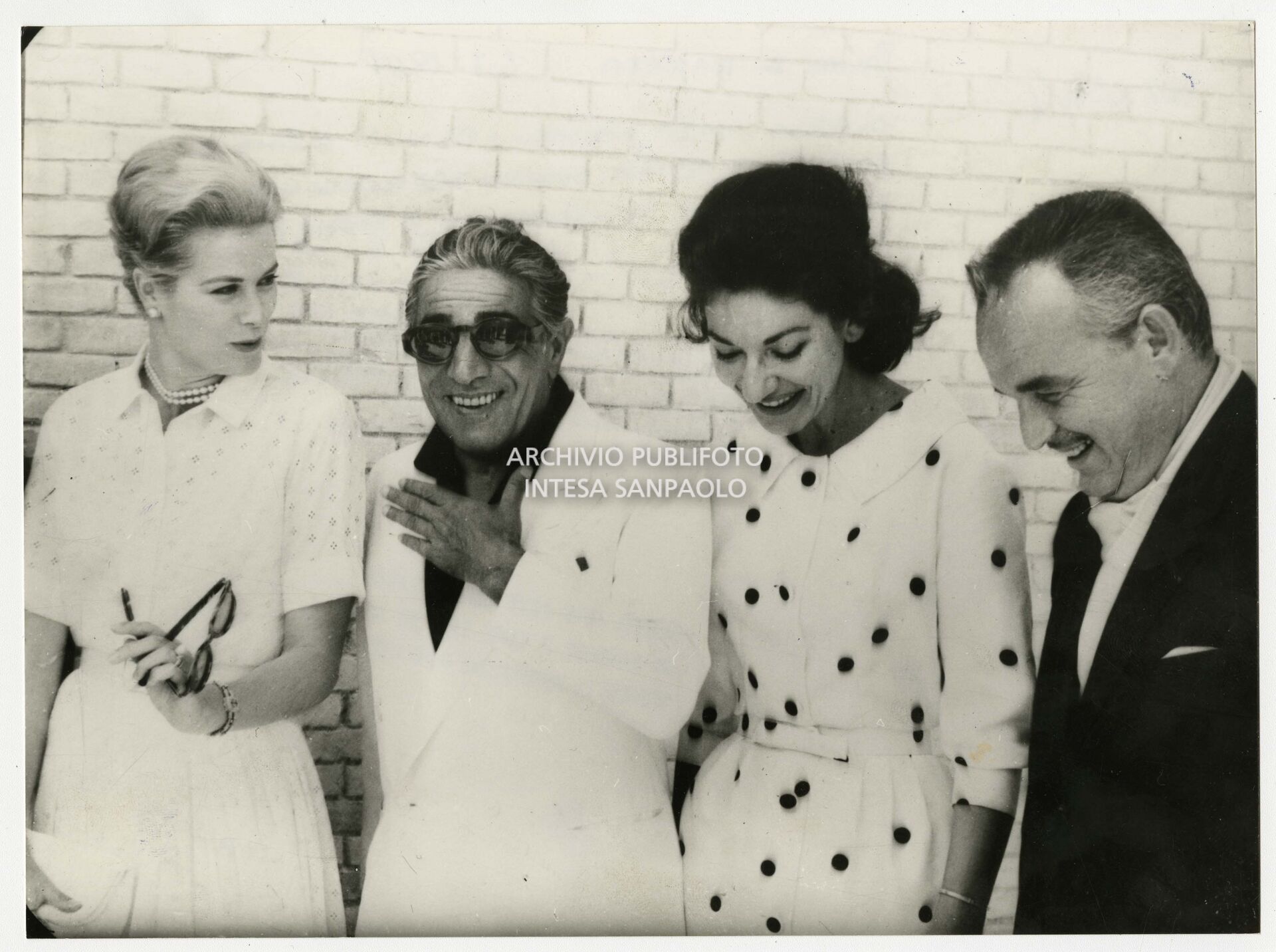 Maria Callas e Aristotele Onassis in compagnia di Grace Kelly e del principe Ranieri III di Monaco all'Hotel Son Vida di Palma di Maiorca dove hanno fatto una sosta durante una crociera nel Mediterraneo a bordo del panfilo "Christina"