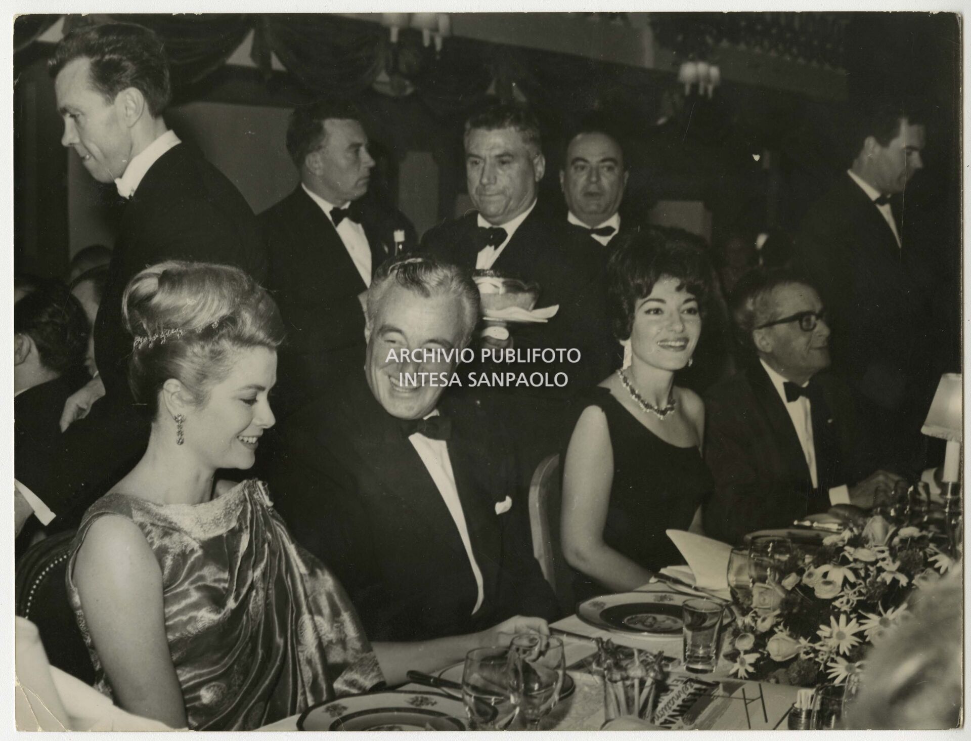 Grace Kelly, Vittorio De Sica e Maria Callas al Gala presso lo Sporting d'Eté organizzato per gli attori e le attrici premiati con la "Ninfa d'oro" al Festival Internazionale della Televisione