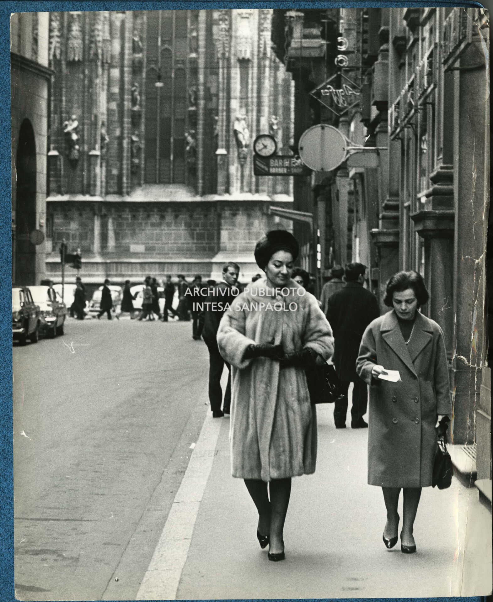 Maria Callas passeggia per le vie del centro di Milano insieme alla sua segretaria Bruna Lupoli