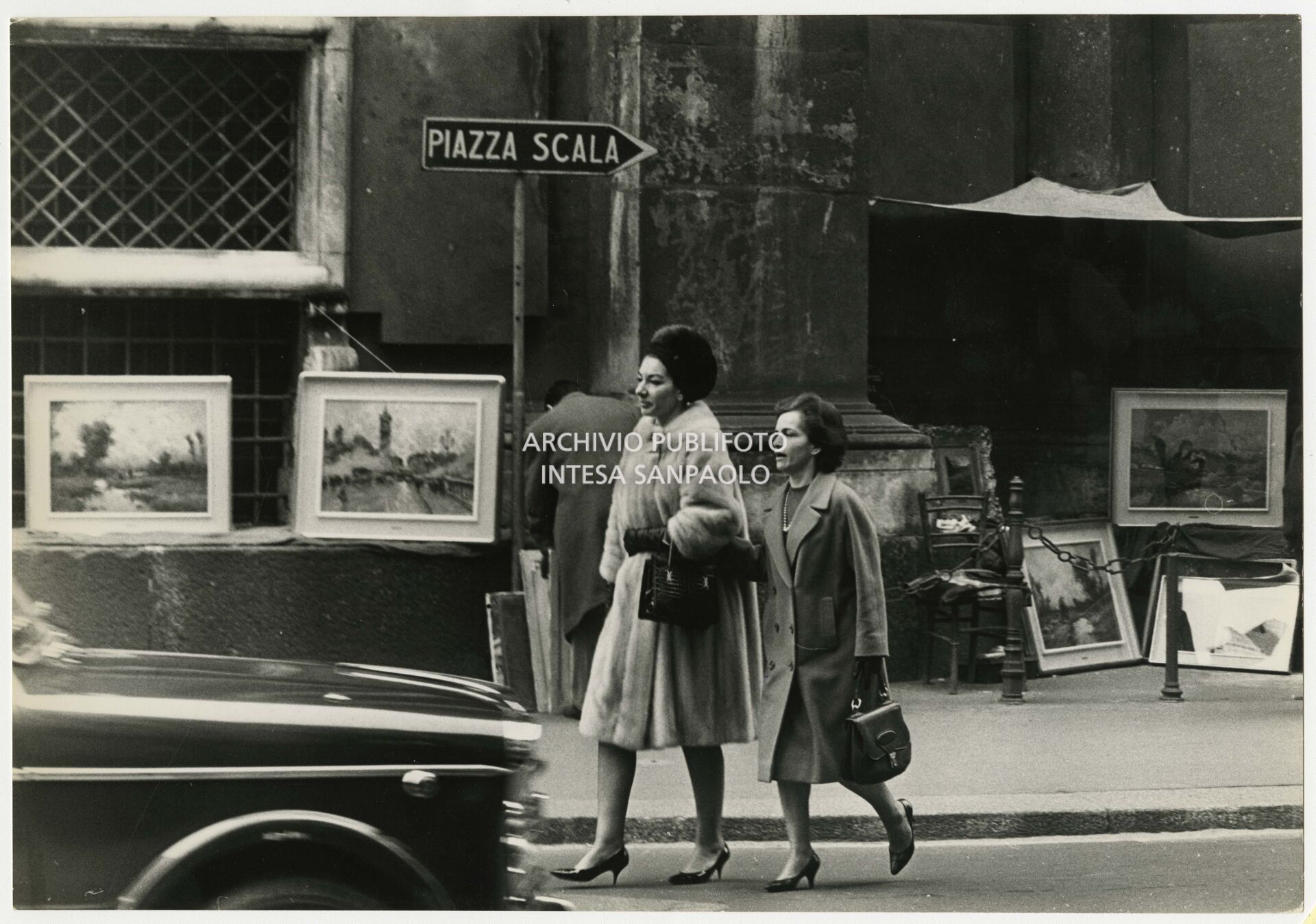 Maria Callas passeggia per le vie del centro di Milano insieme alla sua segretaria Bruna Lupoli