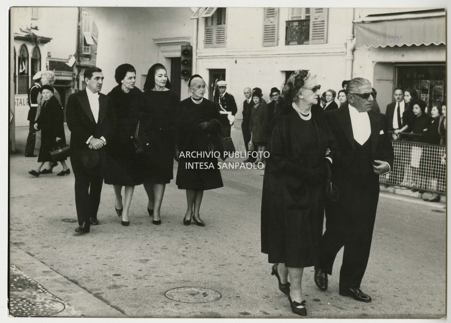 Maria Callas e Aristotele Onassis at the funeral of Prince Pierre de Polignac, father of Prince Rainier III of Monaco, in Monaco