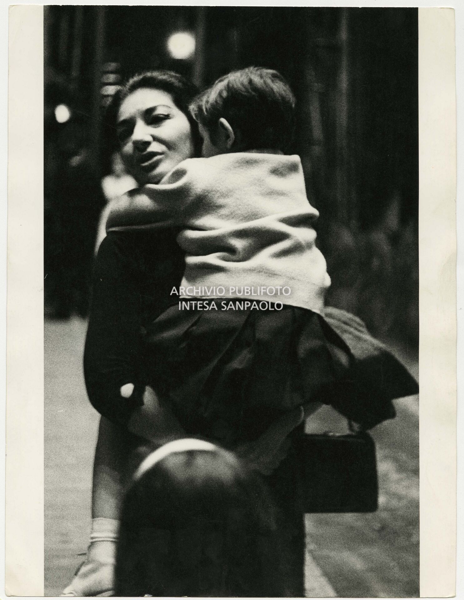 Maria Callas ritratta con un bambino in braccio