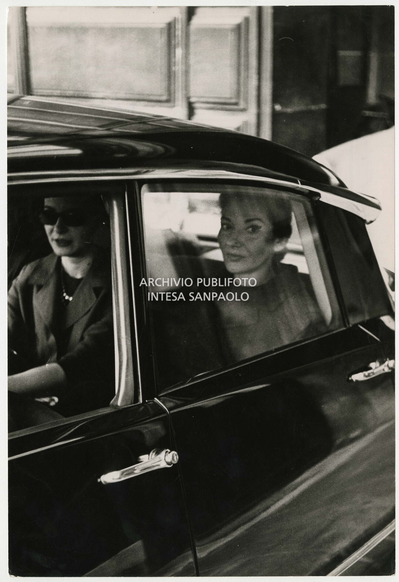 Maria Callas a bordo di un automobile a Parigi
