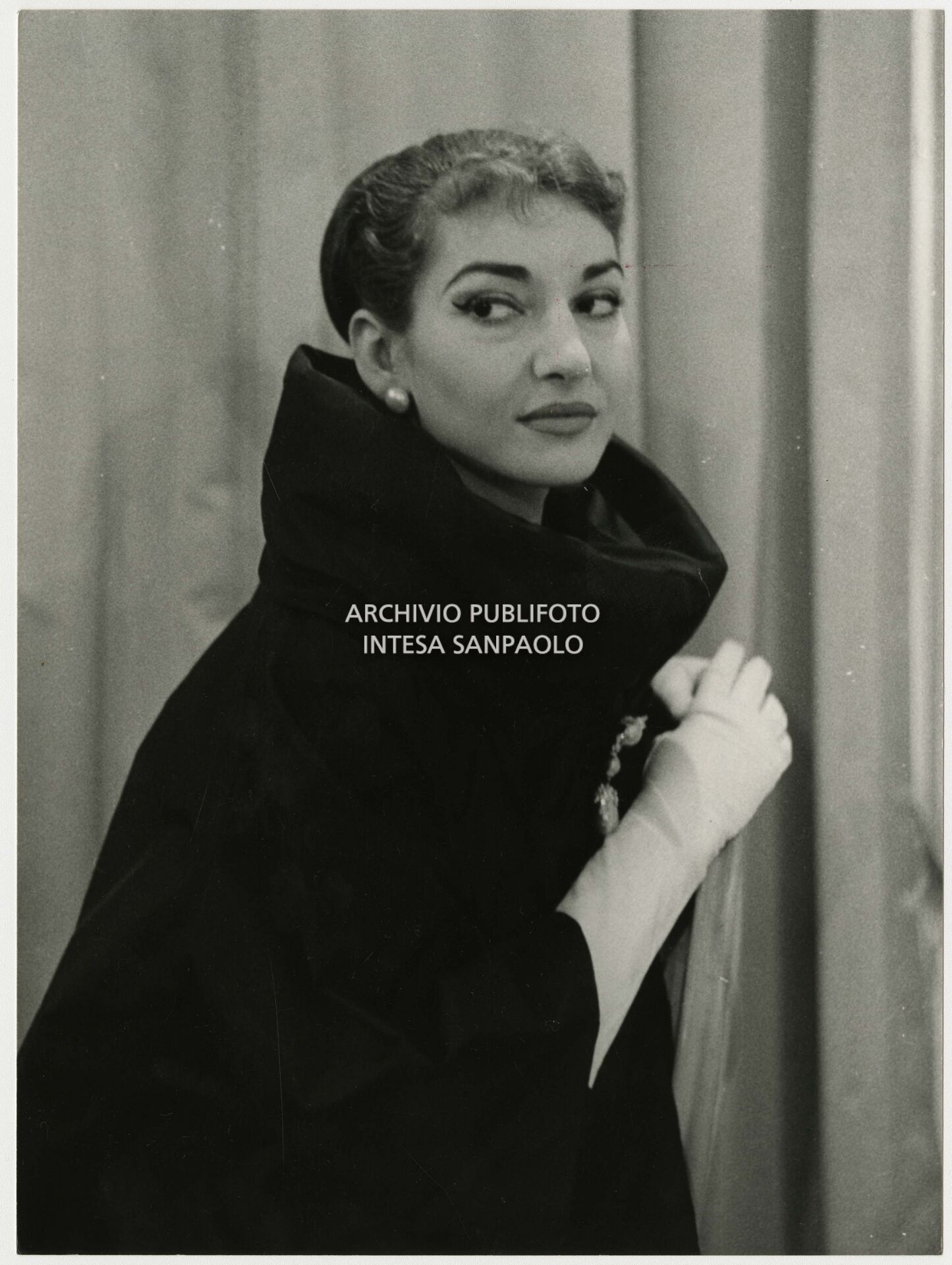 Ritratto di Maria Callas, nell'atelier Biki, mentre prova gli abiti disegnati dalla stilista