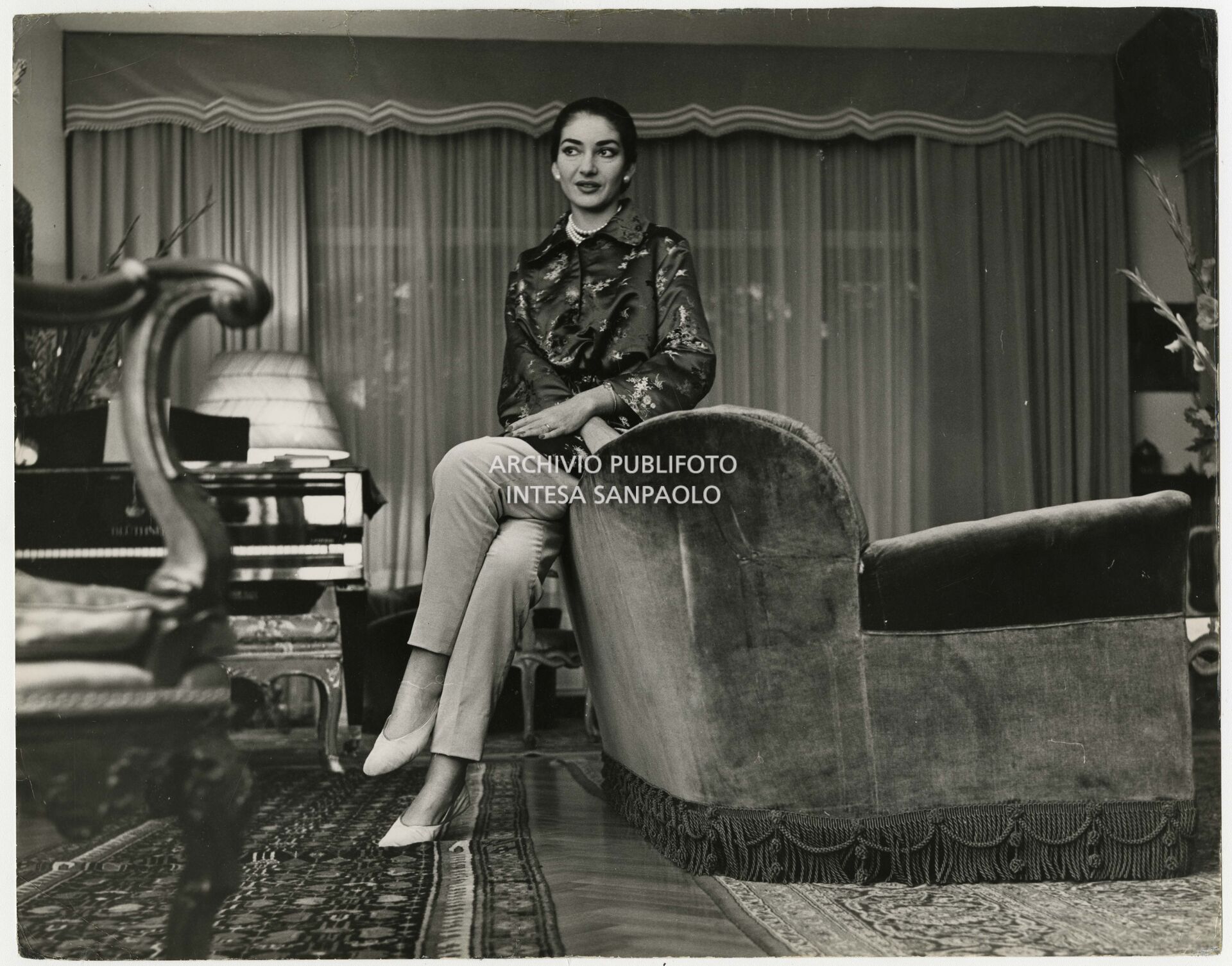 Maria Callas ritratta nel salotto della sua abitazione