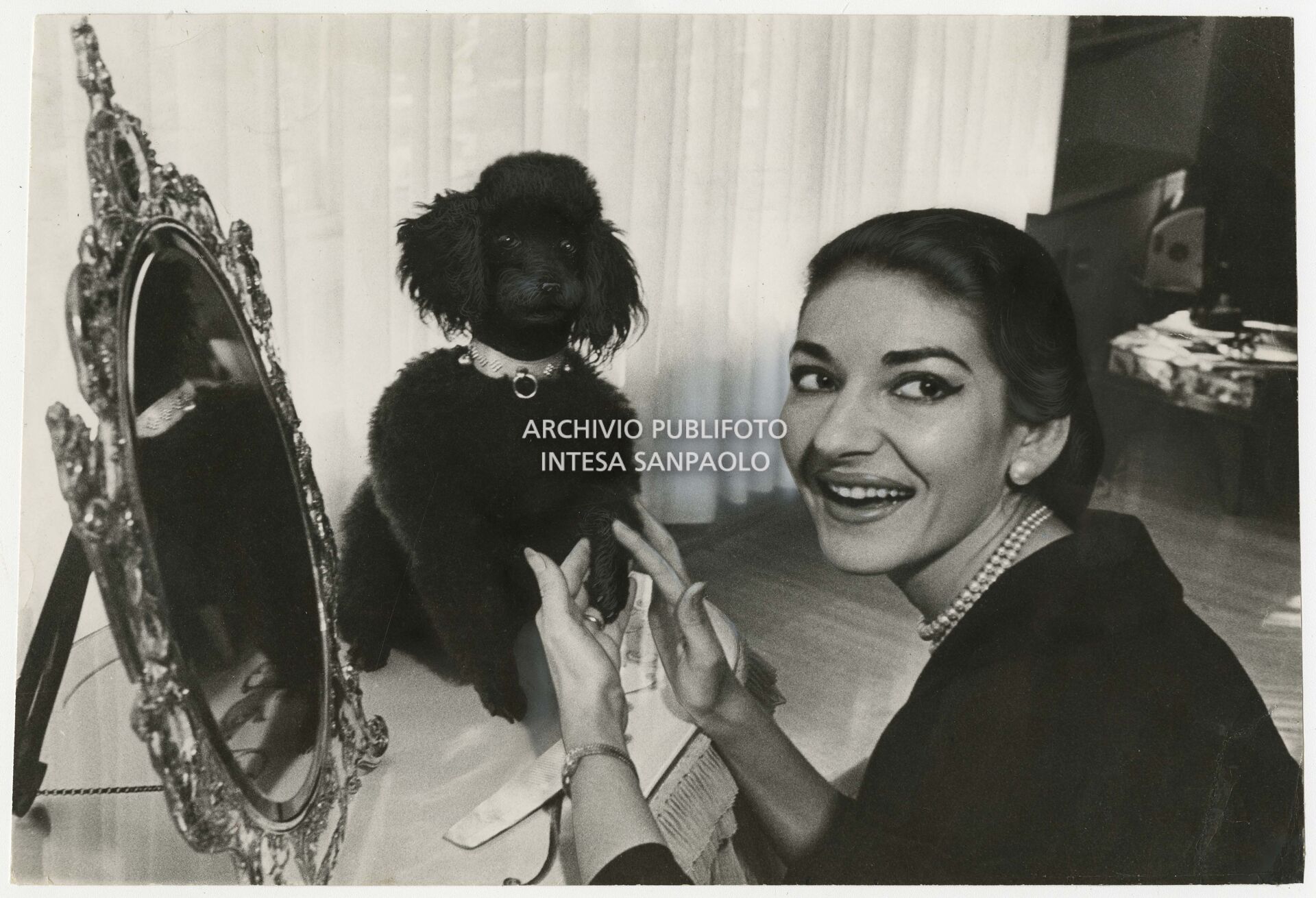 Maria Callas ritratta con il barboncino nella sua abitazione