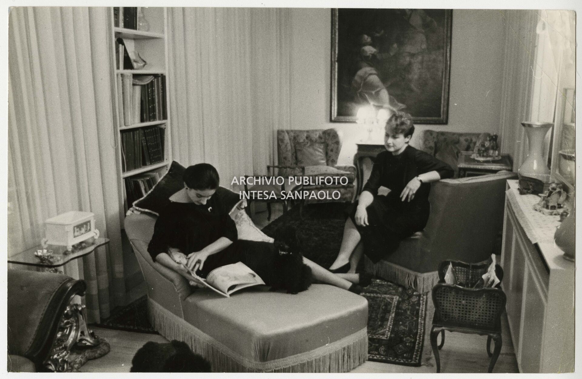 Maria Callas a casa con la segretaria, nel giorno di una delle prove di Anna Bolena di Gaetano Donizetti al Teatro alla Scala