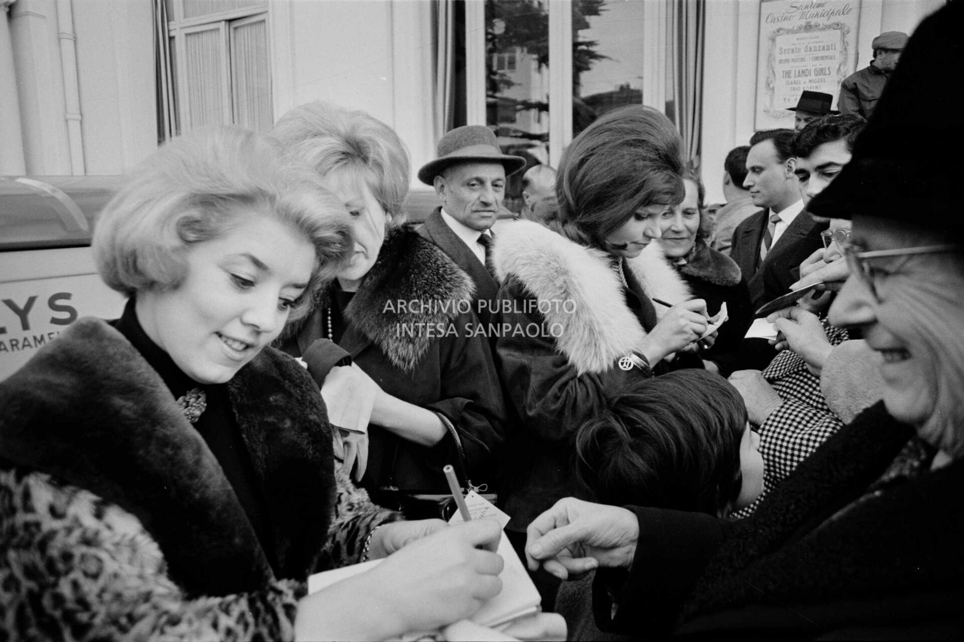 Wilma De Angelis, Betty Curtis e Milva firmano autografi, davanti al Casinò municipale, nei giorni de XI Festival di Sanremo