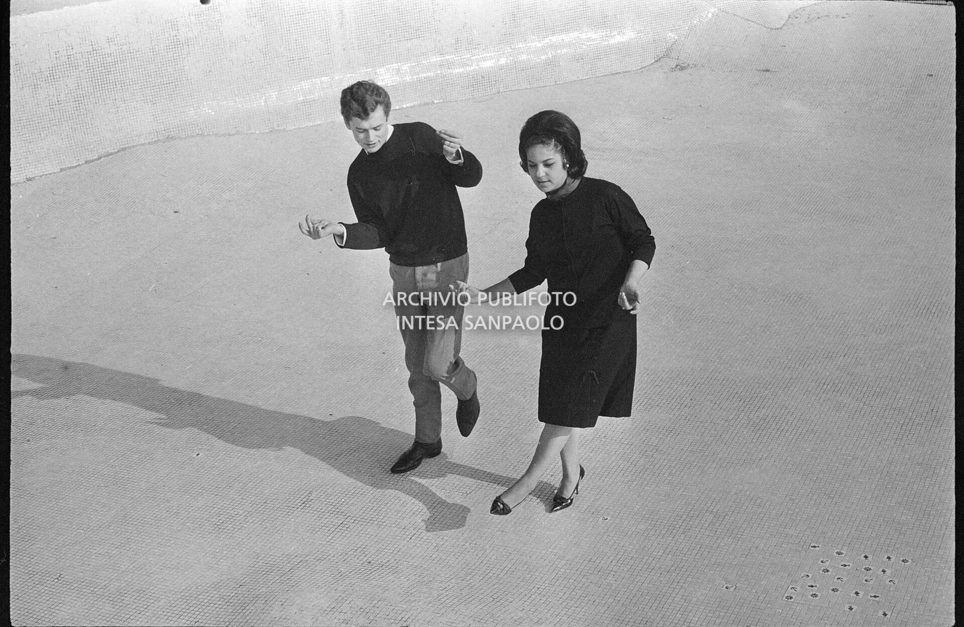Richard Moser jr. e Frida Boccara, giovani esordienti, ballano in una pausa nei giorni del XIV Festival di Sanremo