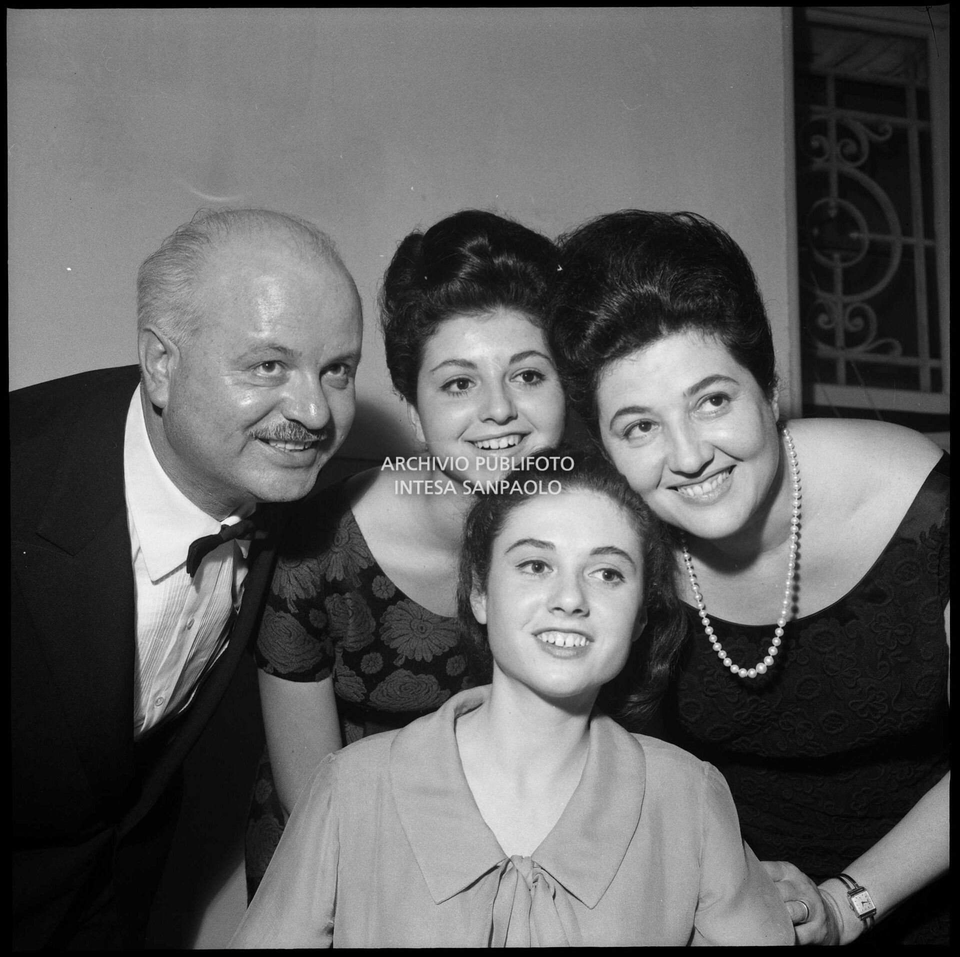 Gigliola Cinquetti ritratta con la famiglia nei giorni del XIV Festival di Sanremo