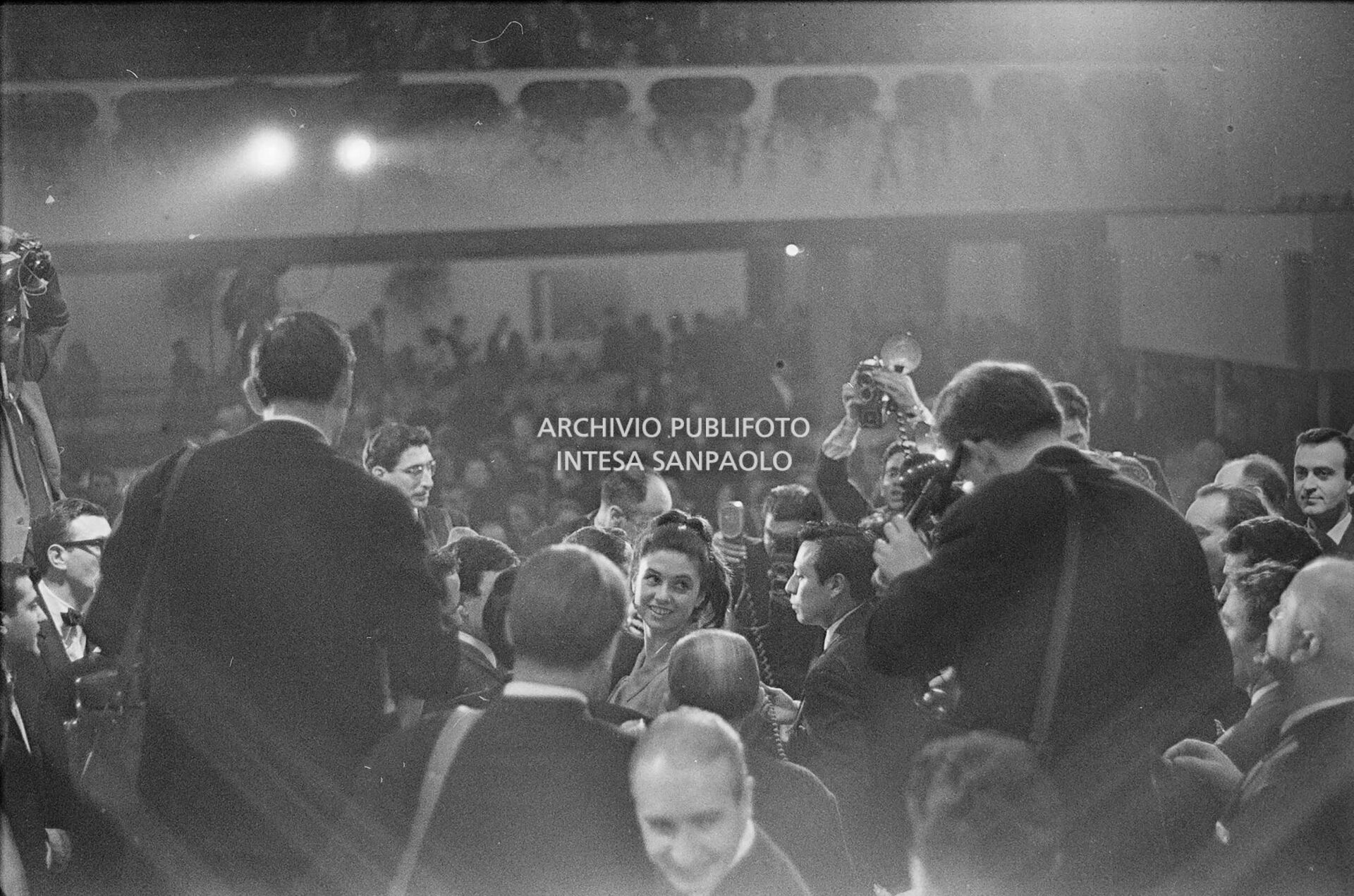 Gigliola Cinquetti circondata dai fotografi dopo l'annuncio della sua vittoria al XIV Festival di Sanremo,con la canzone "Non ho l'età" che canta in coppia con Patricia Carli