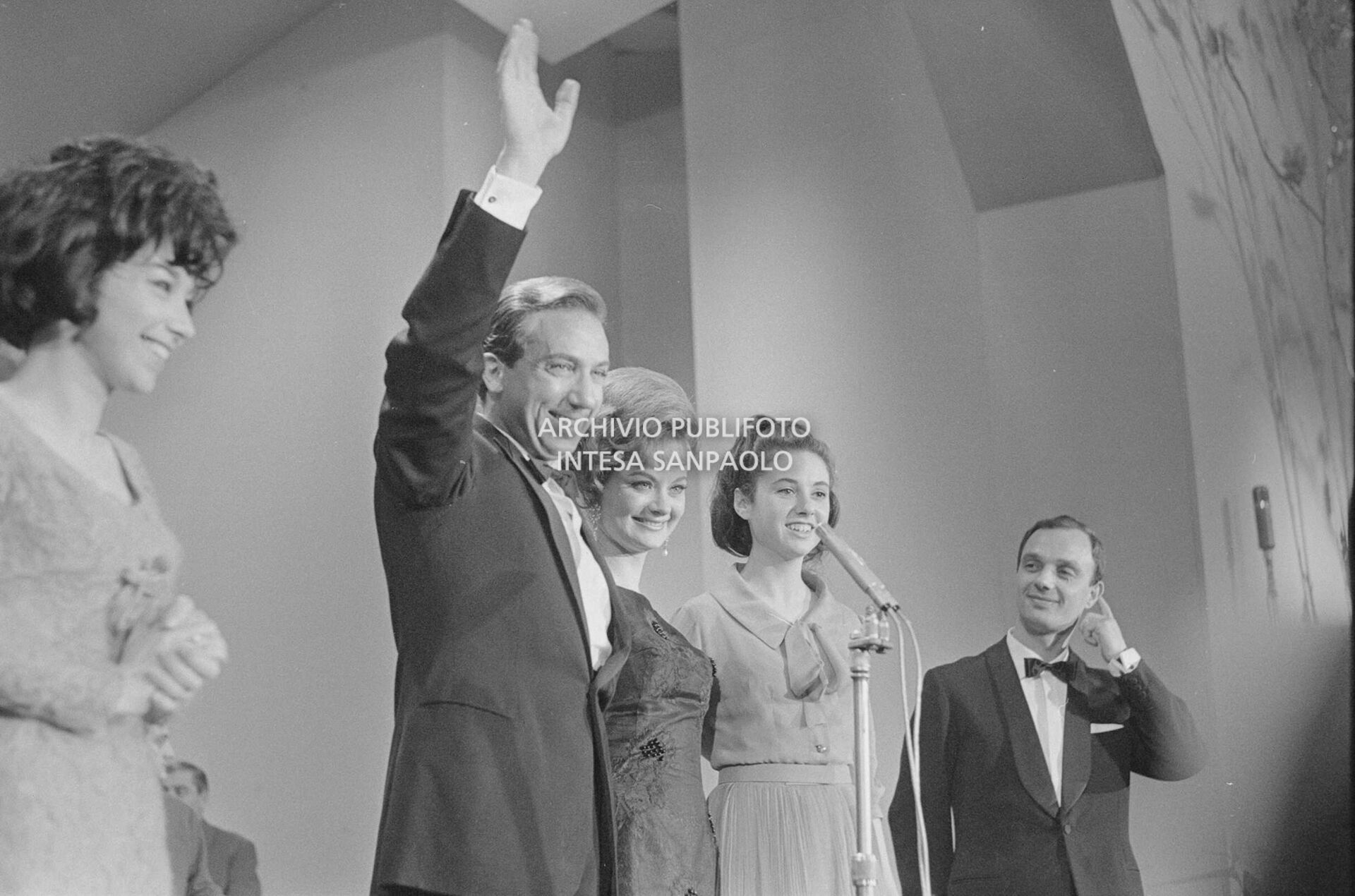 Mike Bongiorno e Giuliana Lojodice, con la quale conduce il XIV Festival di Sanremo, sul palco con Gigliola Cinquetti e Patricia Carli (a sinistra), che hanno vinto con la canzone "Non ho l'età"