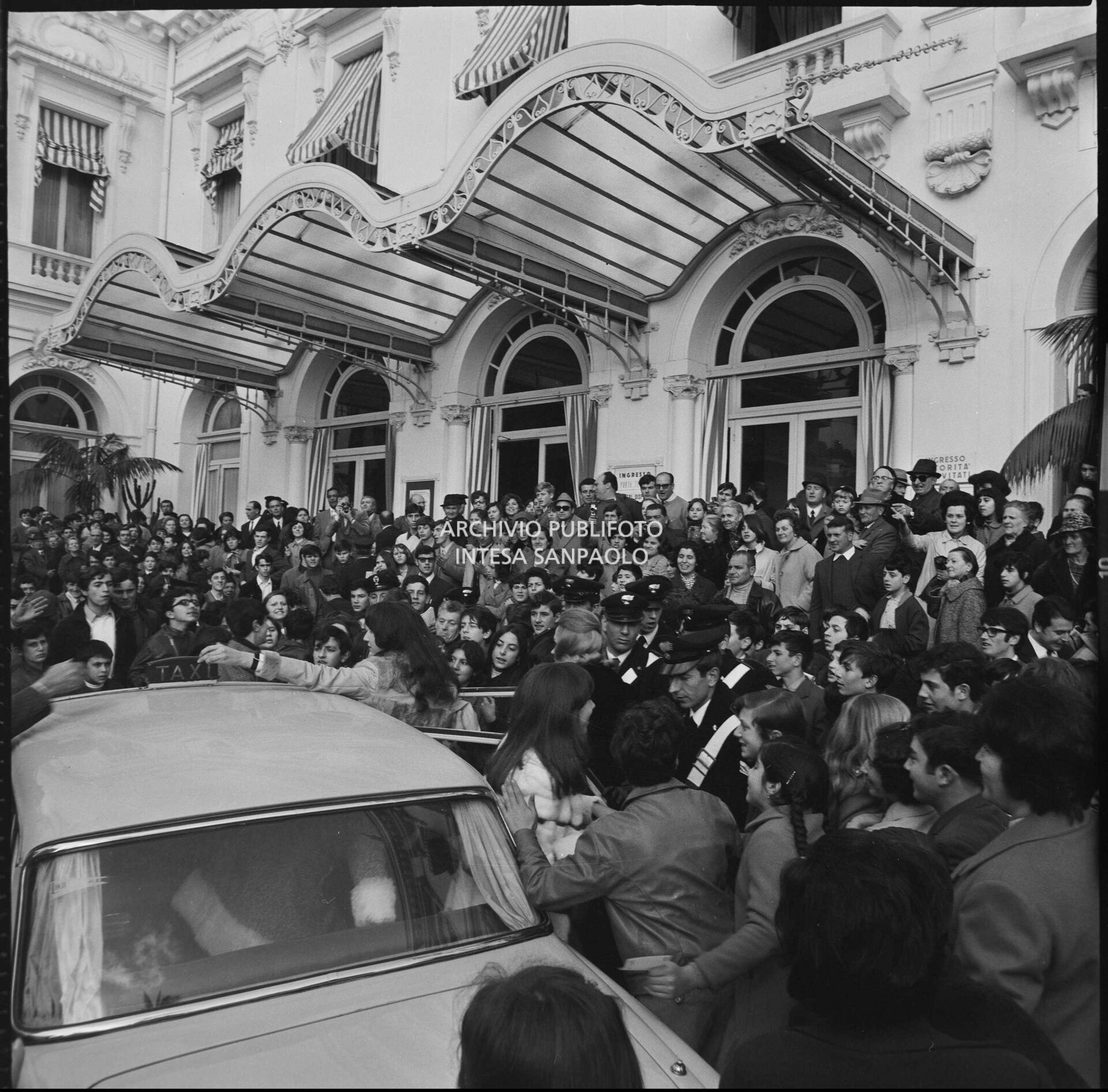 Folla assiepata davanti al Casinò municipale per l'arrivo dei cantanti nei giorni del XIX Festival di Sanremo