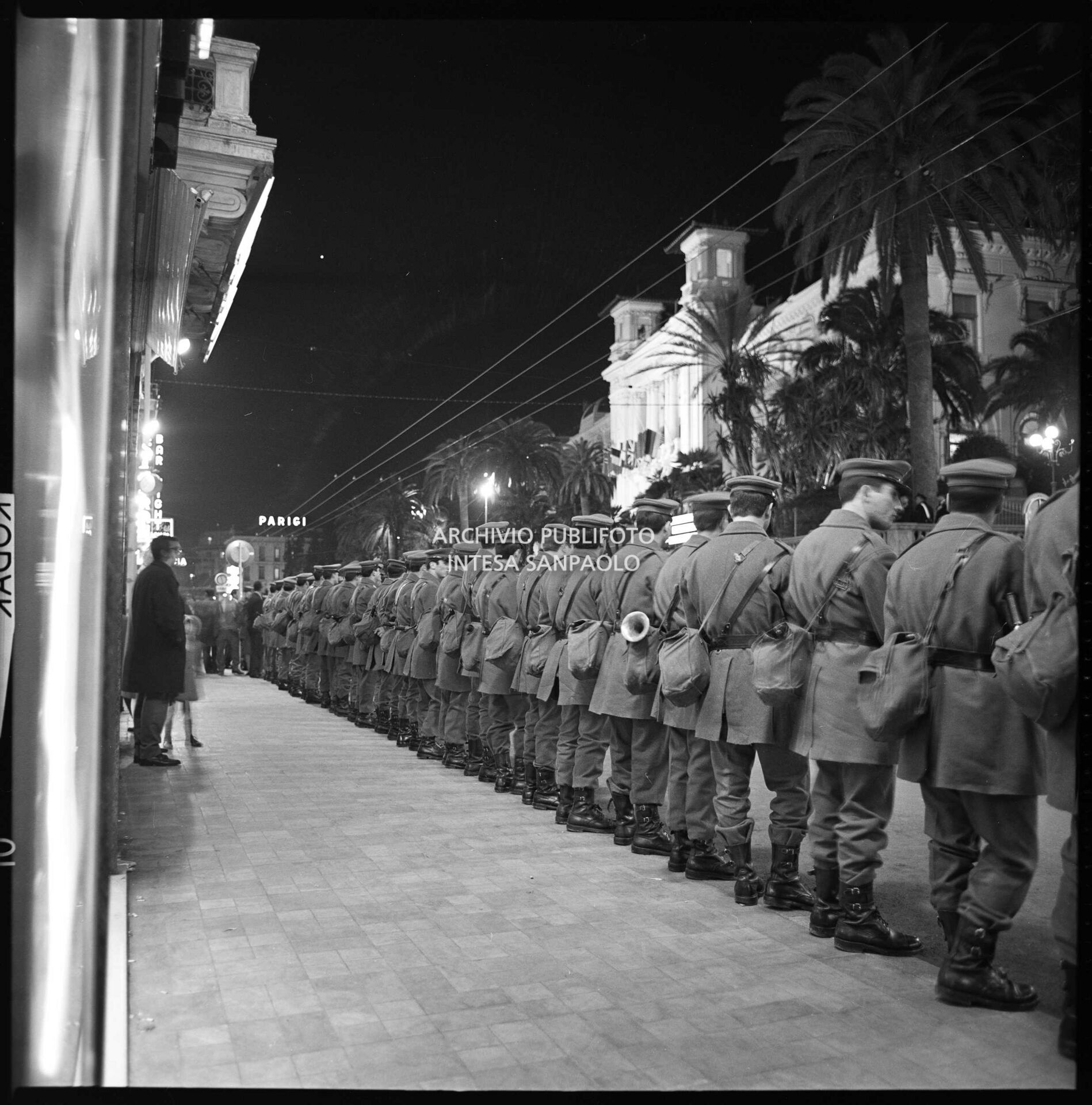 Cordoni di polizia piantonano il Casinò dove si sta svolgendo il XIX Festival di Sanremo per timore di possibili disordini