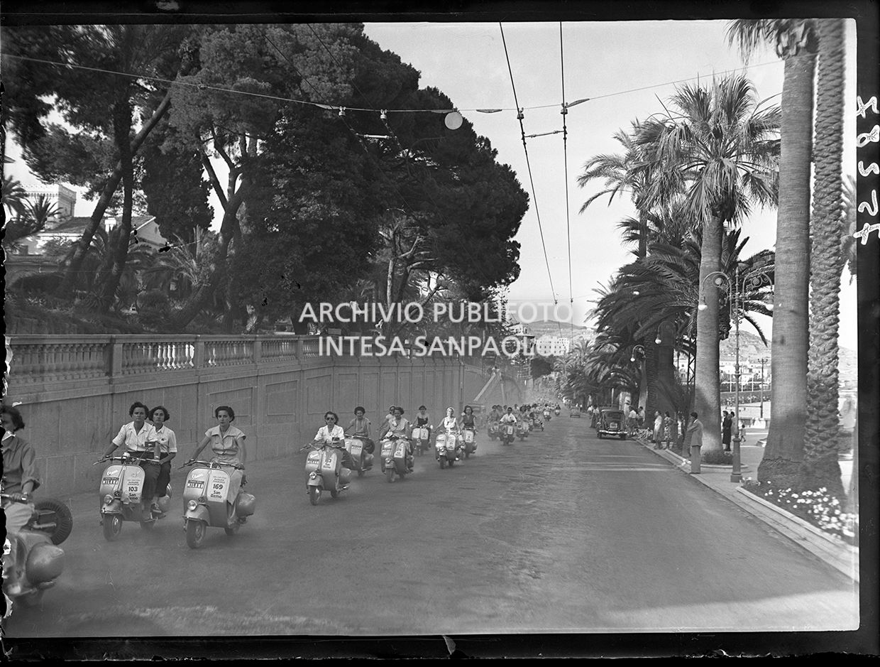 Raduno femminile "Vespa Club Italia" a Sanremo, 08 july 1950 - 10 july 1950, Publifoto