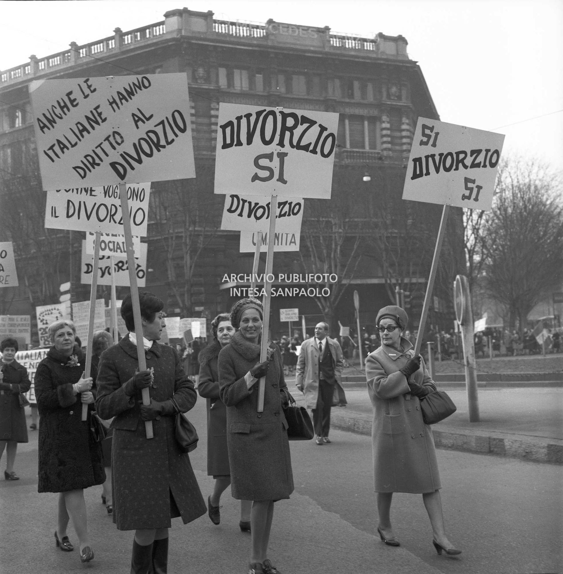 Corteo in occasione della Festa della donna: le partecipanti manifestano per l'emancipazione, il divorzio, migliori condizioni lavorative e in sostegno alle madri lavoratrici, 08 march 1969, Publifoto
