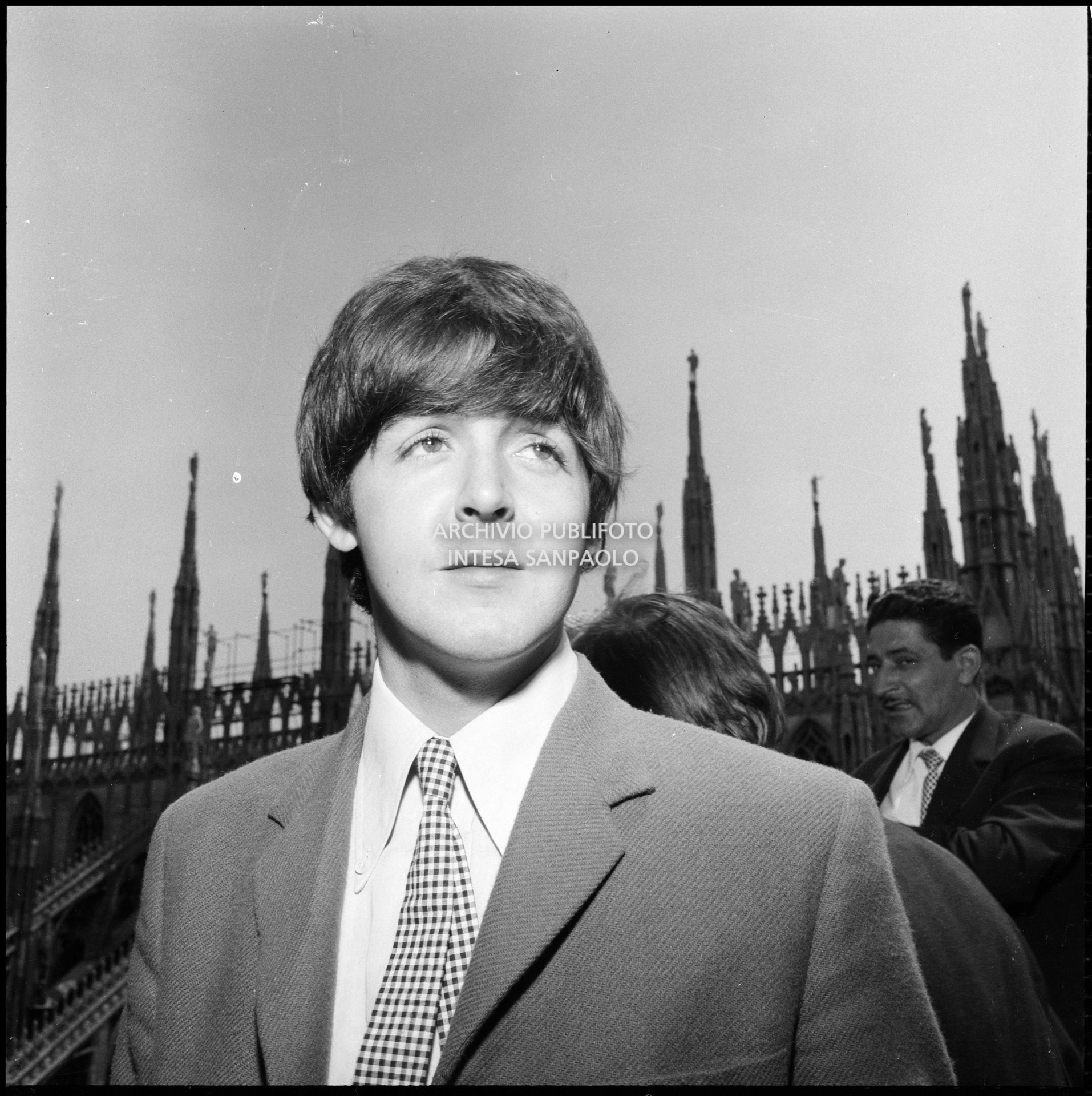 Paul McCartney ritratto sulla terrazza del Grand Hotel Duomo a Milano; sullo sfondo le guglie della cattedrale, 24 june 1965, Fumagalli, Carlo, Publifoto