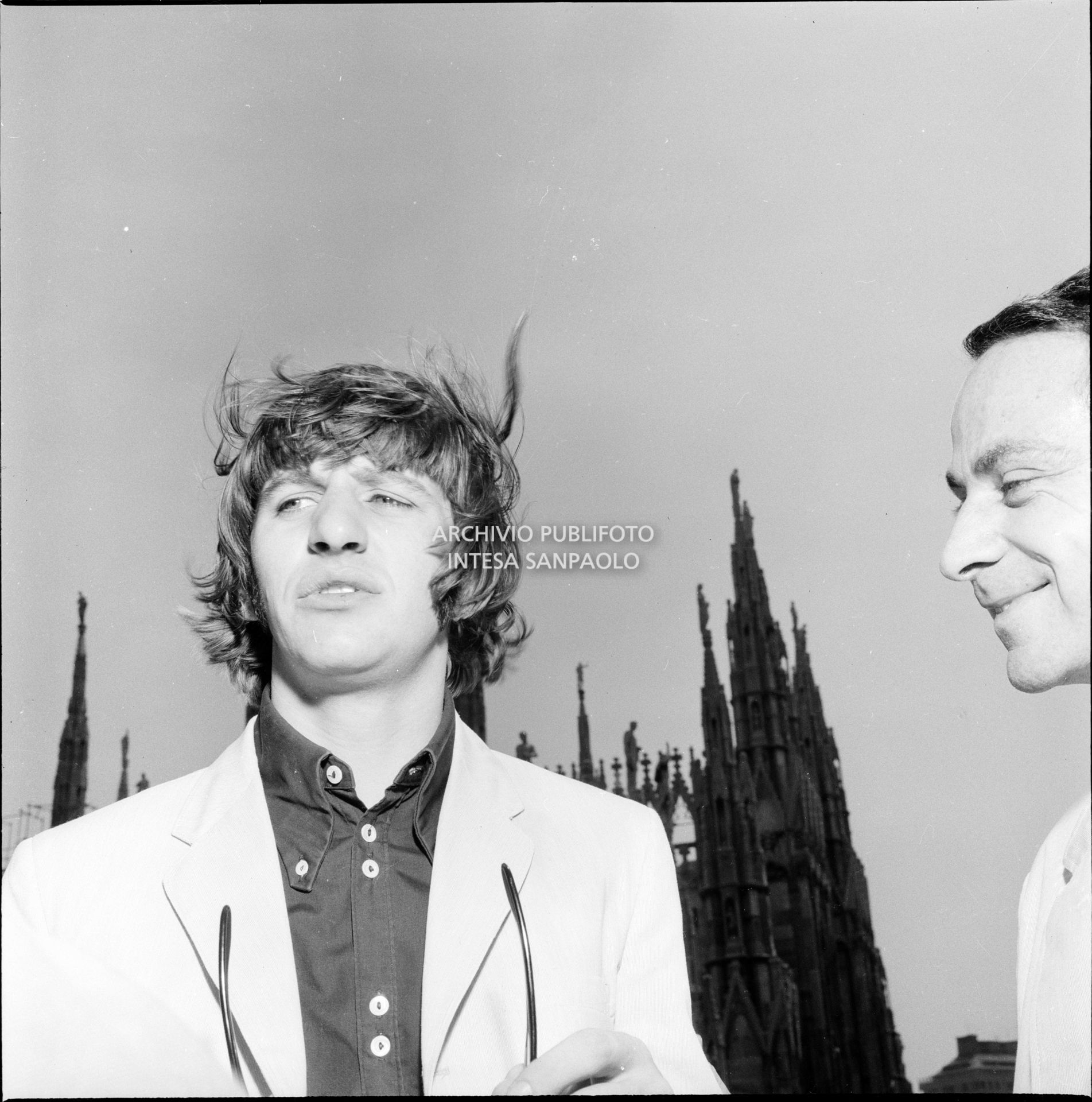 Ringo Starr ritratto sulla terrazza del Grand Hotel Duomo a Milano; sullo sfondo le guglie della cattedrale, 24 june 1965, Fumagalli, Carlo, Publifoto