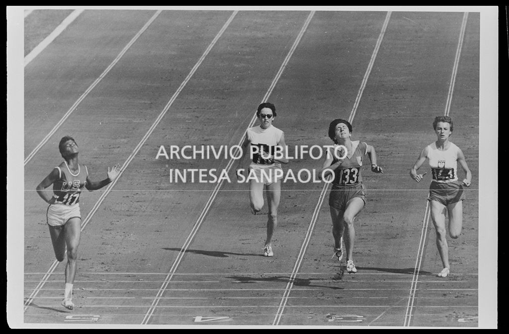 XVII Olimpiade, nota come Olimpiadi di Roma: Wilma Rudolph, Hannelore Raepke, Catherine Capdevielle, Halina Górecka corrono una batteria dei 100 metri piani femminili, 01 september 1960, Publifoto