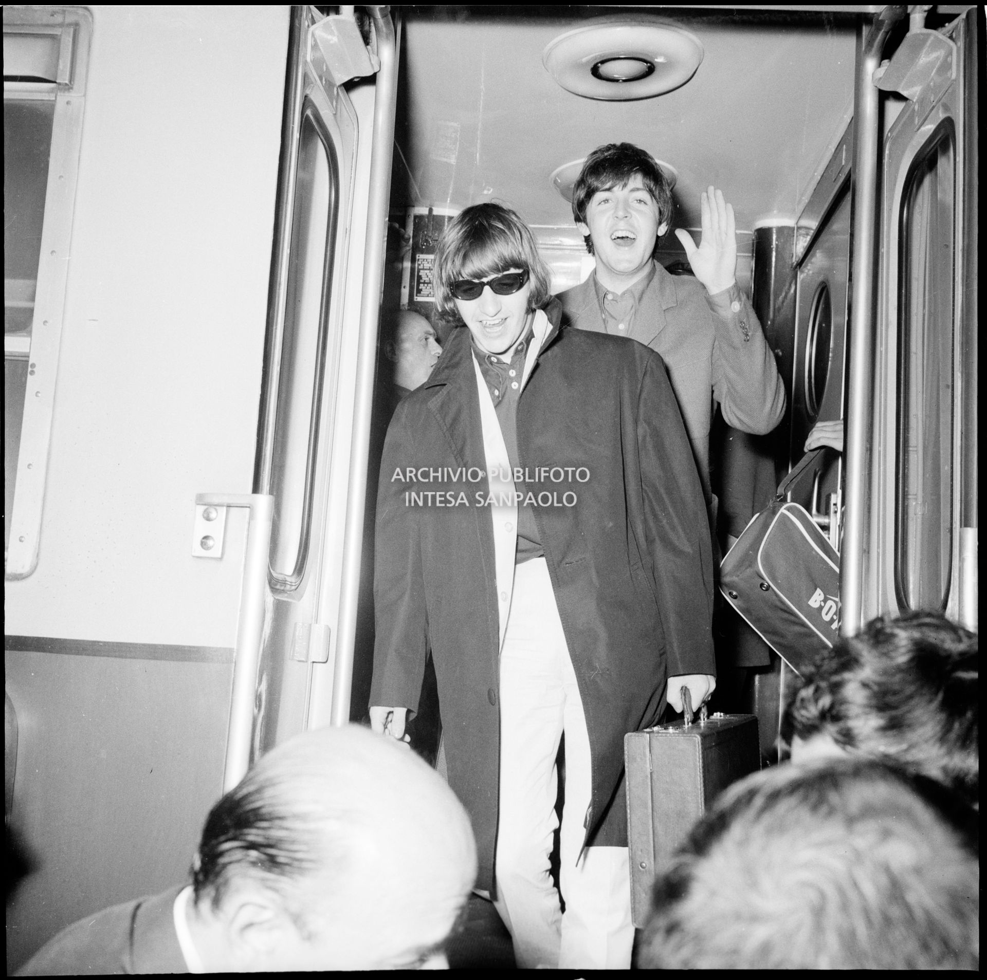 Ringo Starr e Paul McCartney scendono dal treno alla Stazione Centrale di Milano, 23 june 1965 - 24 june 1965, Ferrario, Gianfranco, Pavone, Eugenio, Marino, Benito, Publifoto