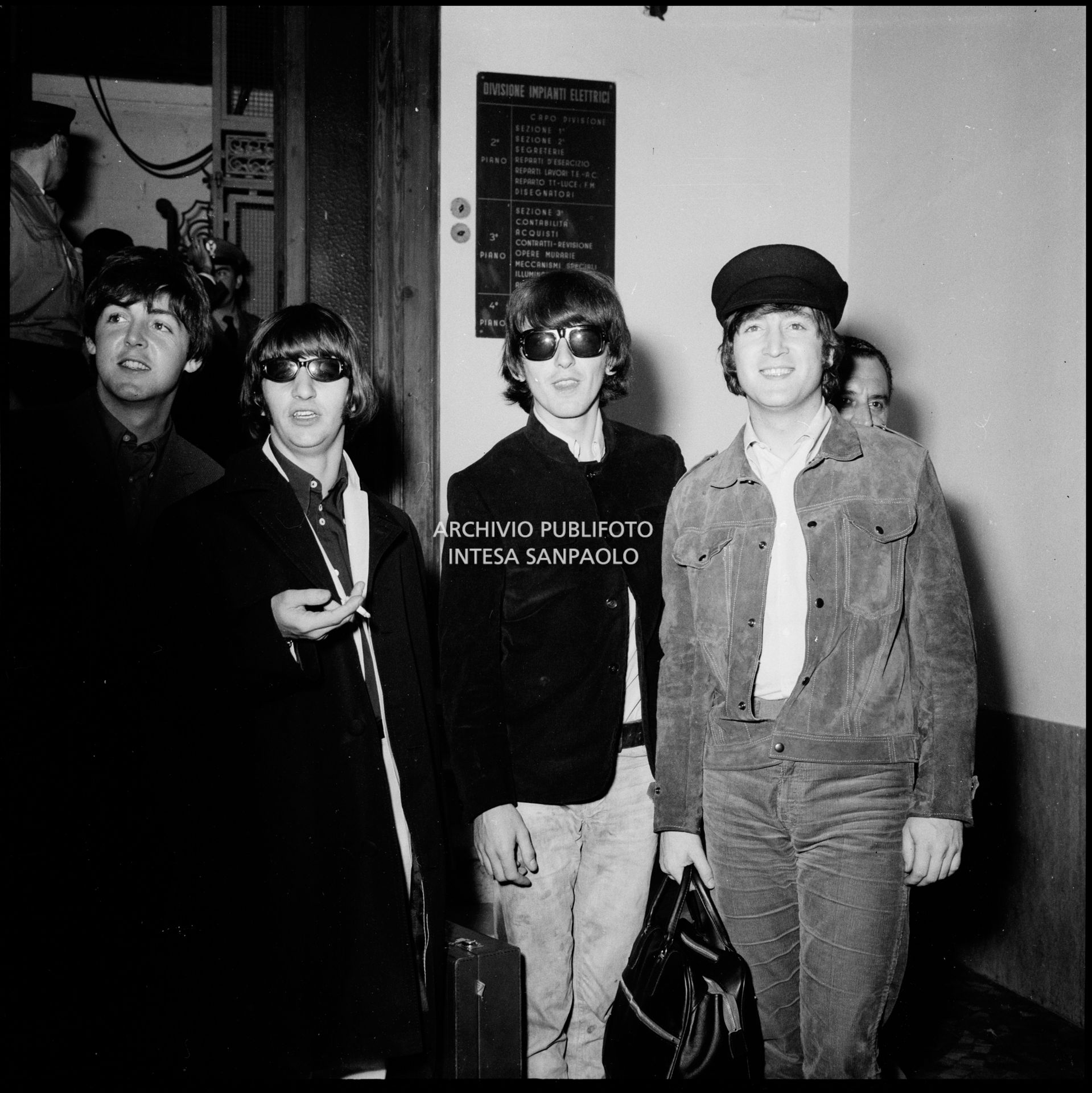 I Beatles appena arrivati alla Stazione Centrale di Milano: da sinistra Paul McCartney, Ringo Starr, George Harrison e John Lennon