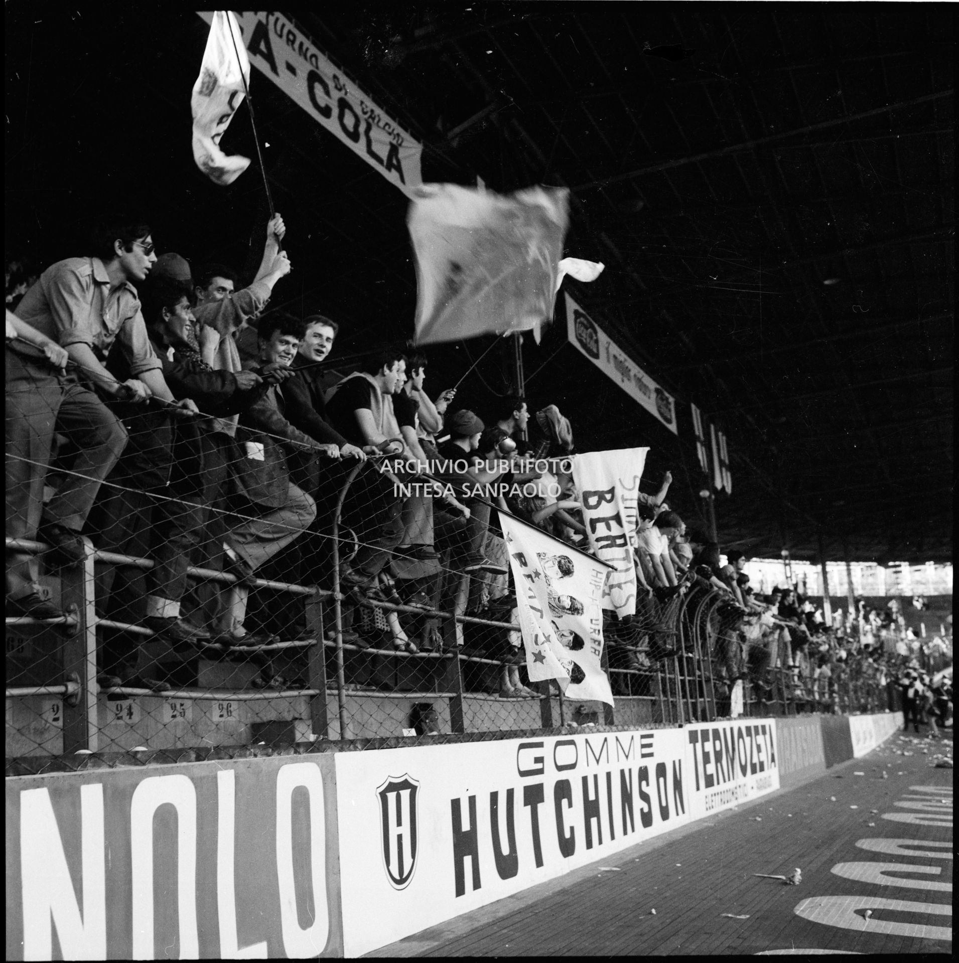 Fan sugli spalti al concerto pomeridiano dei Beatles al Vigorelli di Milano, 24 june 1965, Cossu, Sergio, Pavone, Eugenio, Publifoto