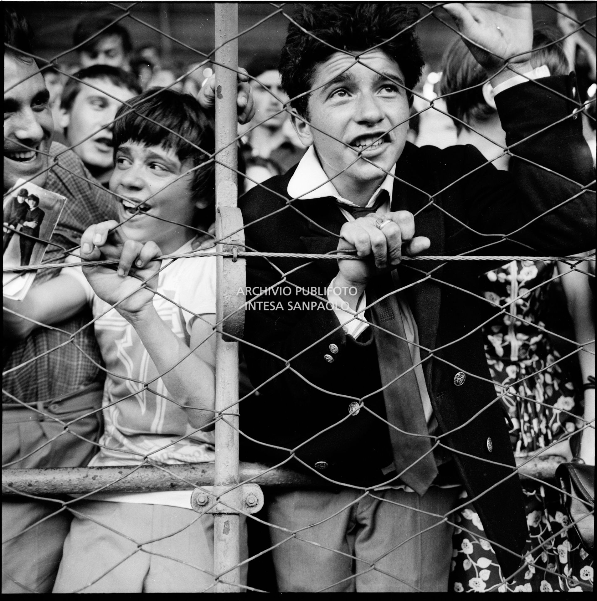 Fan scatenati al concerto pomeridiano dei Beatles al Vigorelli di Milano, 24 june 1965, Cossu, Sergio, Pavone, Eugenio, Publifoto